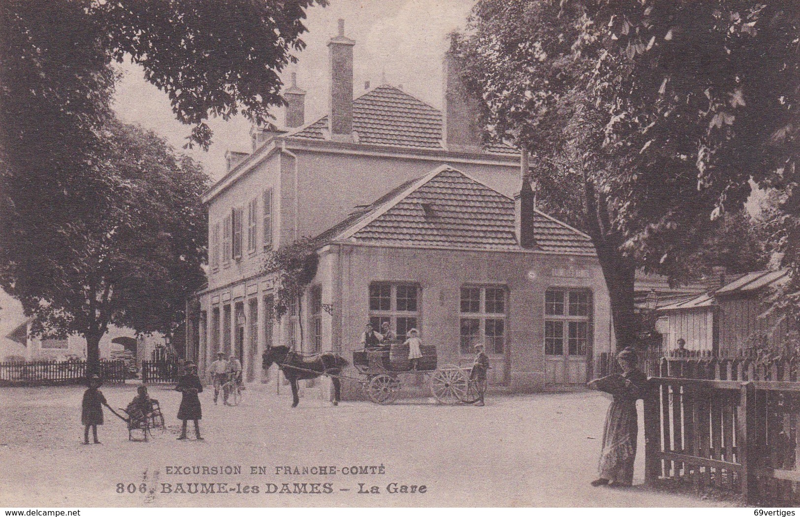 25 BAUME LES DAMES, La Gare, Animée, Calèche - Baume Les Dames