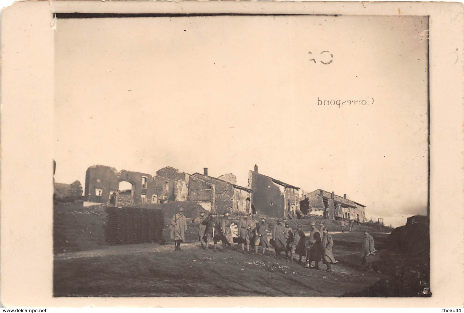 ¤¤  -  Carte-Photo Militaire Non Située   -  Soldats Dans Un Village En Ruine  -  ¤¤ - Guerre 1914-18