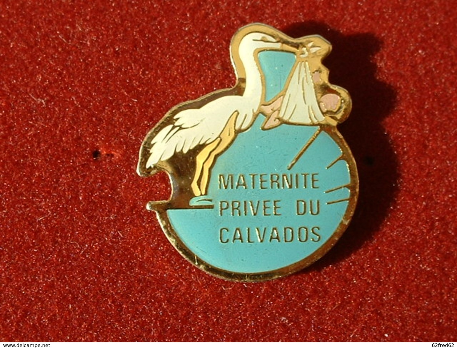 PIN'S OISEAU - CIGOGNE - MATERNITE PRIVE DU CALVADOS - Animaux