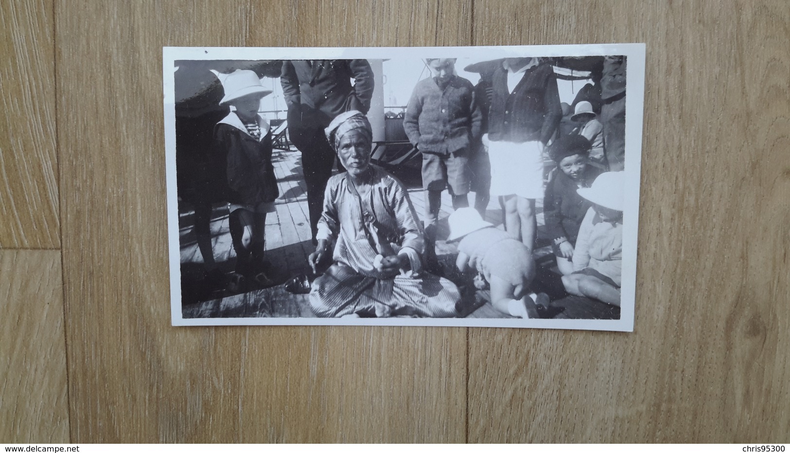 PHOTO ANCIENNE - PORT SAID EGYPTE - PRESTIDIGITATEUR AMBULANT - MAGICIEN - A BORD DU BATEAU LECOMTE DE LISLE - Lieux