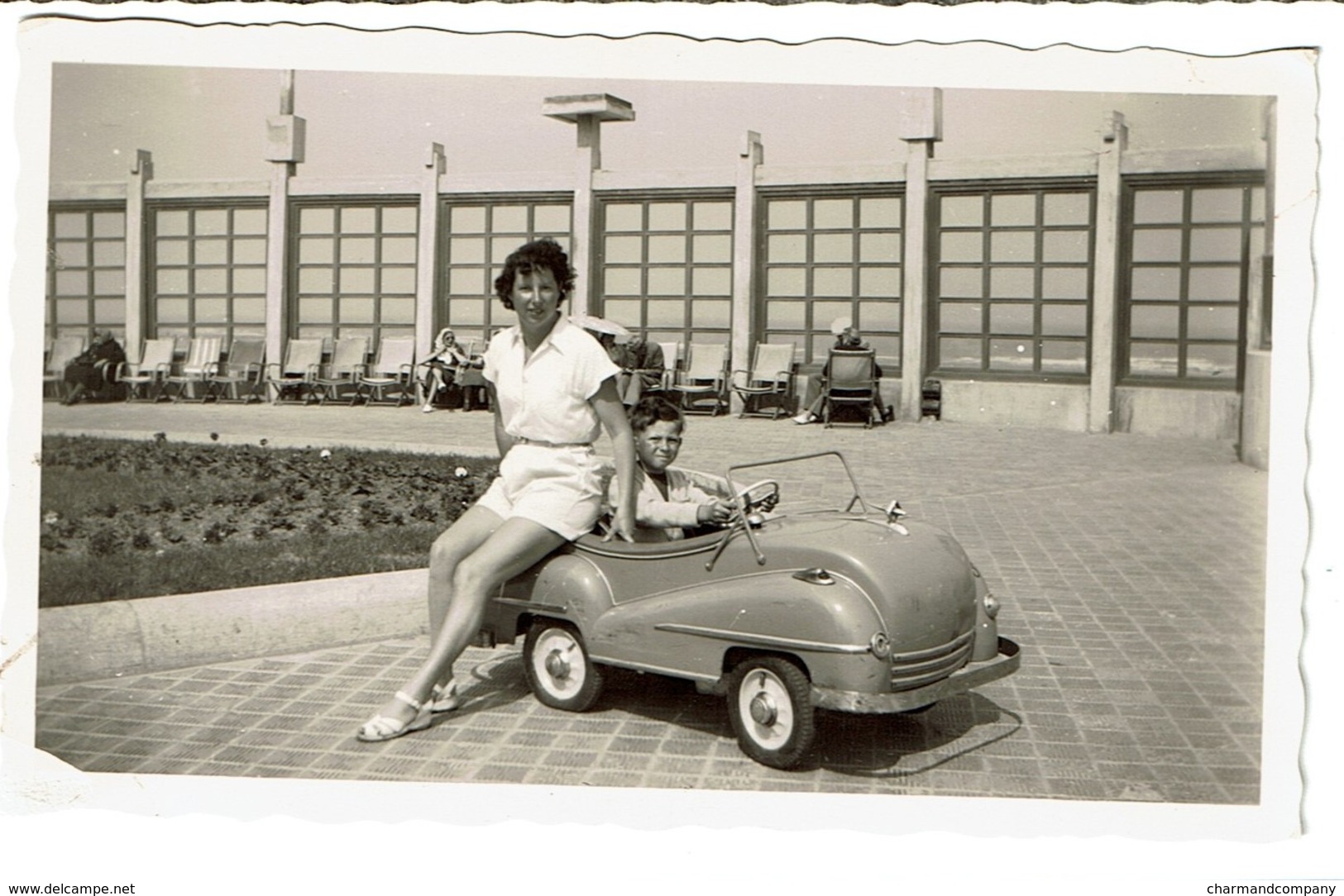 Photo Ancienne / Snapshot 1951 Jeune Garçon Dans Une Voiture à Pédales Kwistax Cuistax-Quis-tax -11,5 Cm X 6,8 Cm - Automobiles