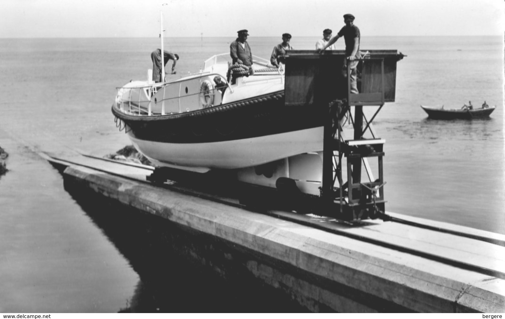 50. CPSM.  BARFLEUR. Le Canot De Sauvetage "Crestey Et Sauvé" Au Sec. Marins - Autres & Non Classés