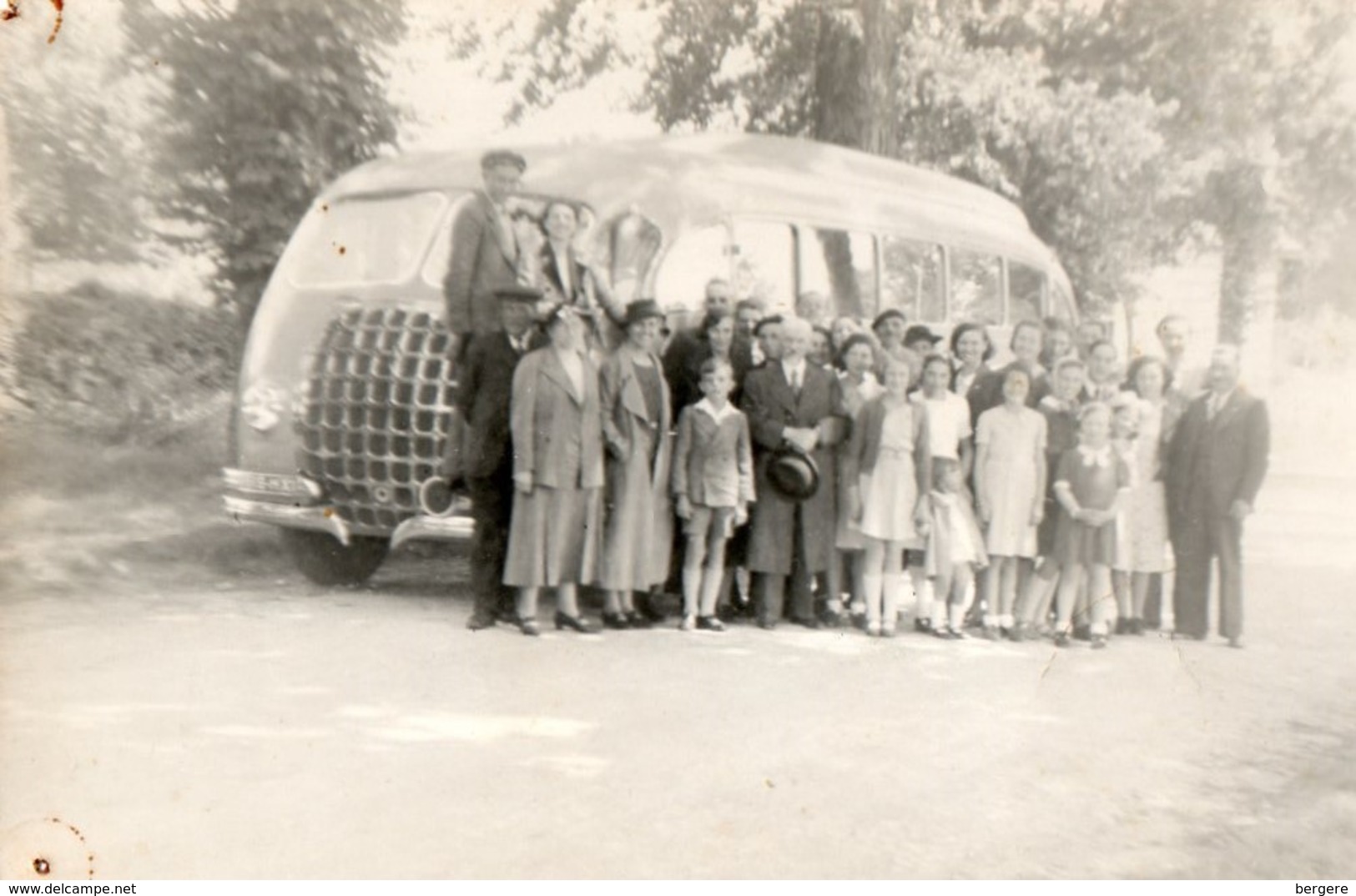 Autobus Autocar. CPA. Personnages Devant Un Car. - Bus & Autocars