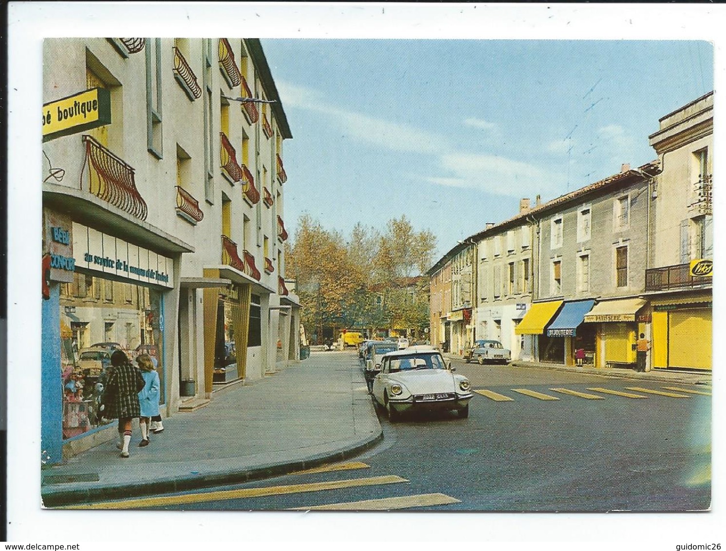 Sorgues ,cours Republique,ds Citroen - Voitures De Tourisme