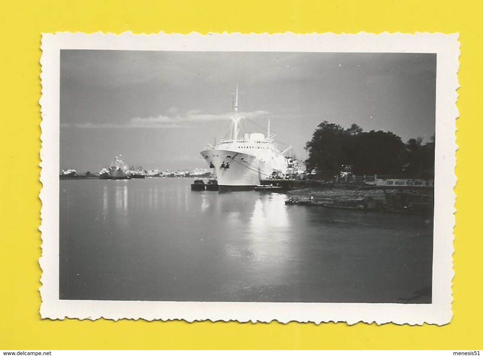 Photo Ancienne Paquebot Embarquant Des Passagers - Bateaux