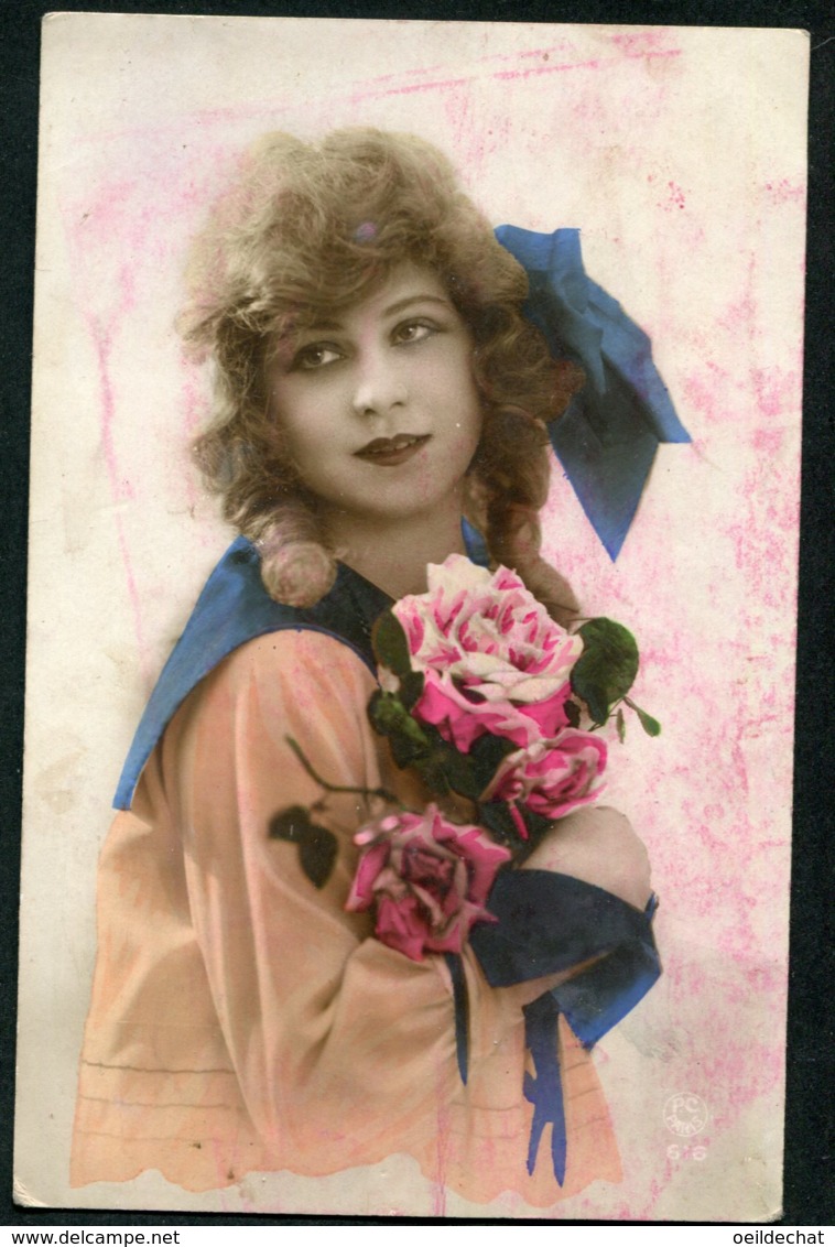 11317  Carte Postale  Jeune Fille Aux Roses - Femmes