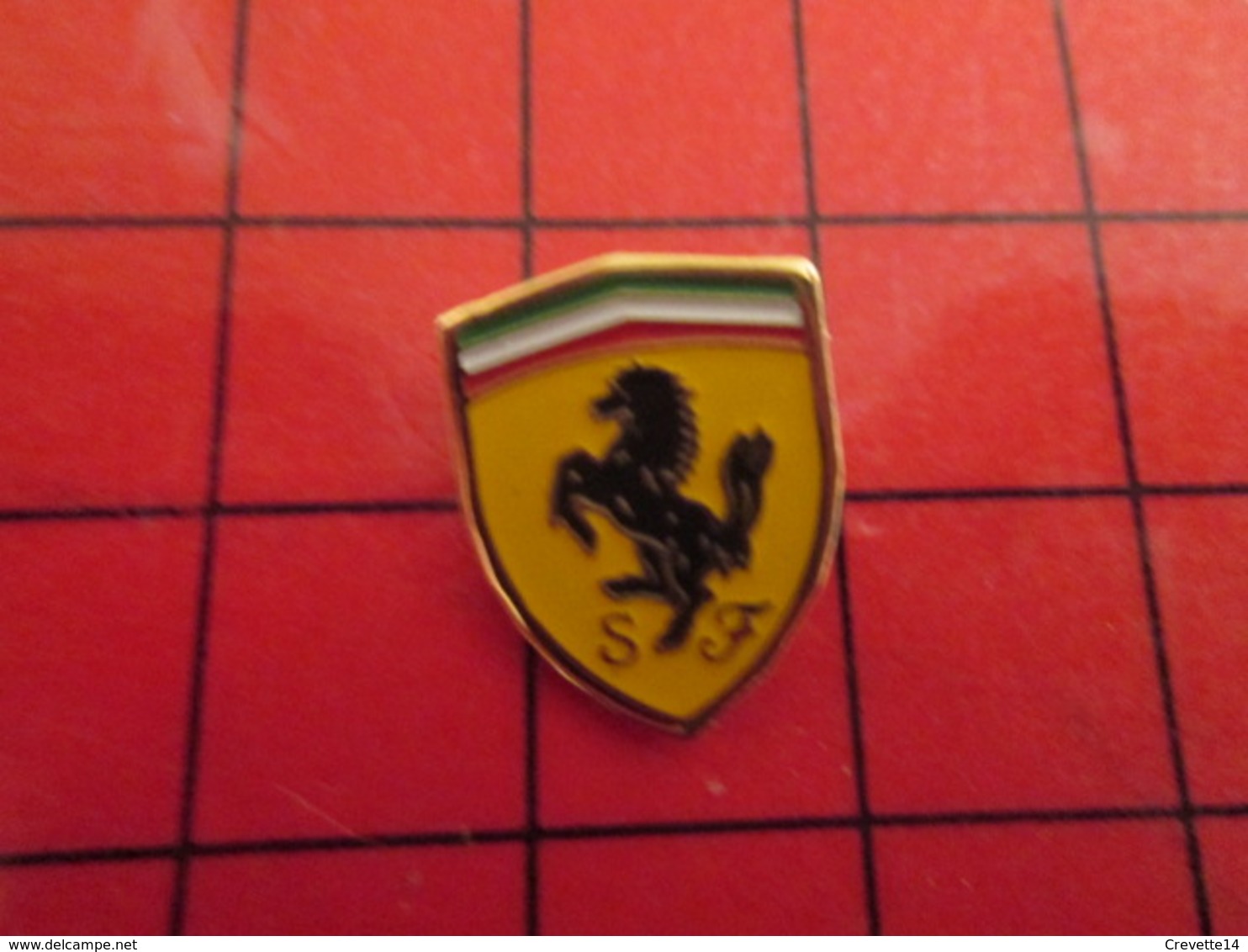 115b Pins Pin's / Rare & De Belle Qualité  THEME : AUTOMOBILES / LOGO FERRARI CHEVAL CABRE - Ferrari