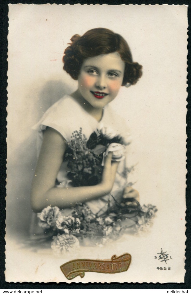 11320  Carte Postale Anniversaire : Jeune Fille Aux Fleurs - Anniversaire