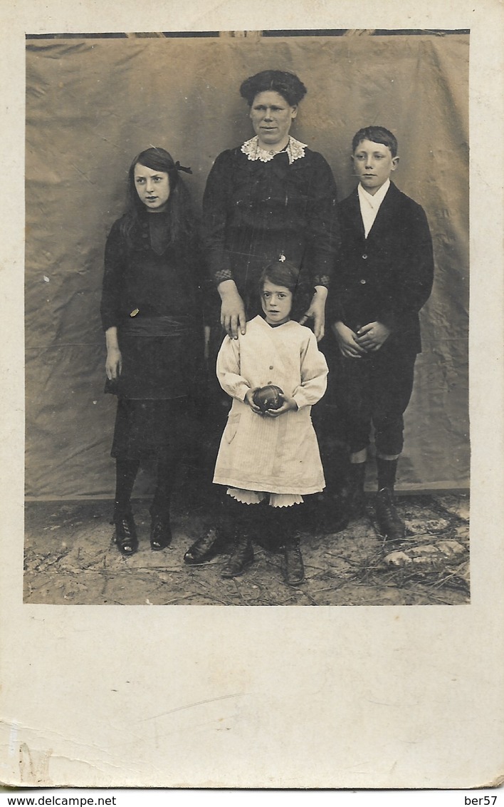 Carte Photo Ancienne : Mère Et Ses 3 Enfants (non Identifiés) - Généalogie