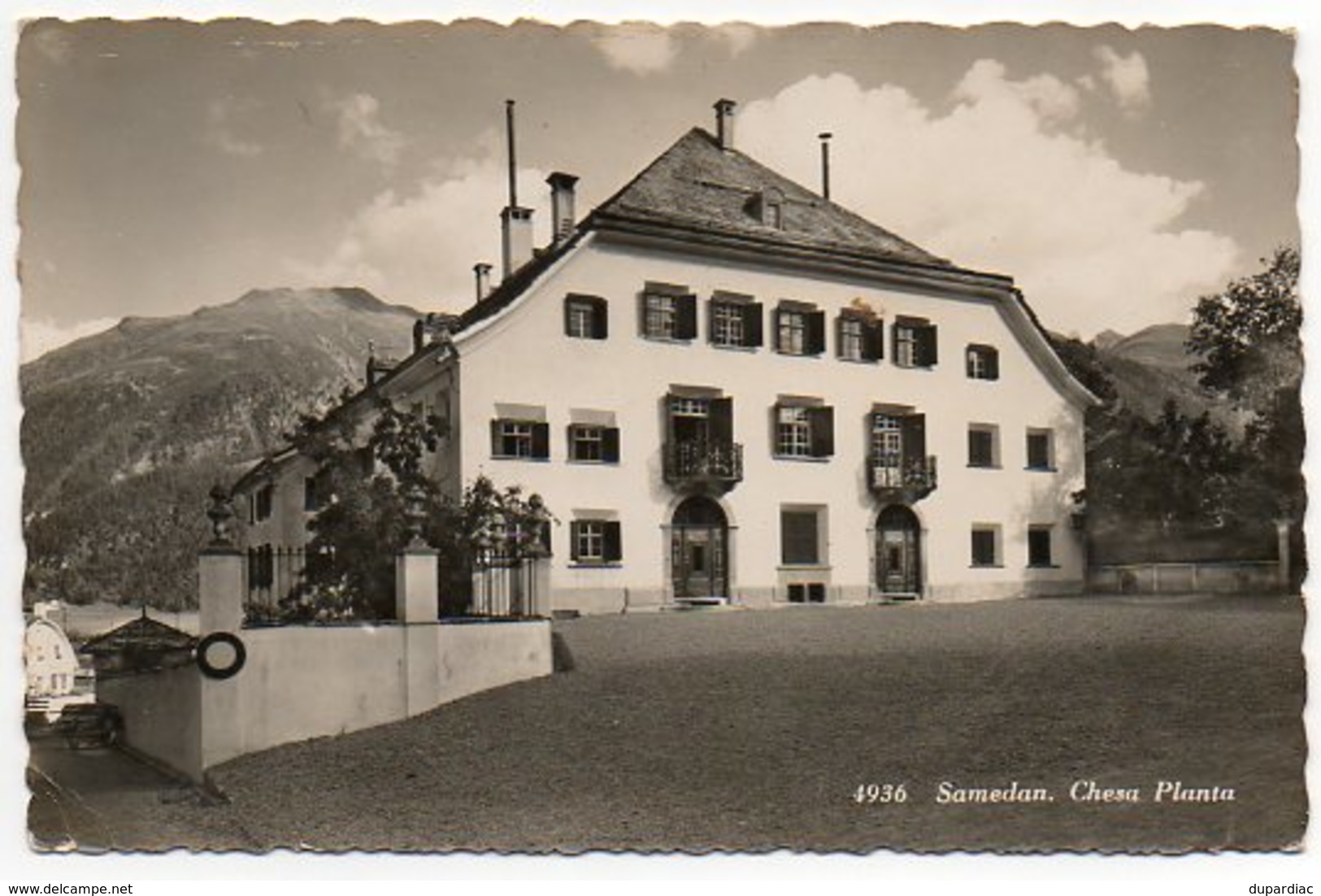 SUISSE / LOT de 460 cartes postales, anciennes et plus récentes, plus vues de carnets, le tout en très bon état.