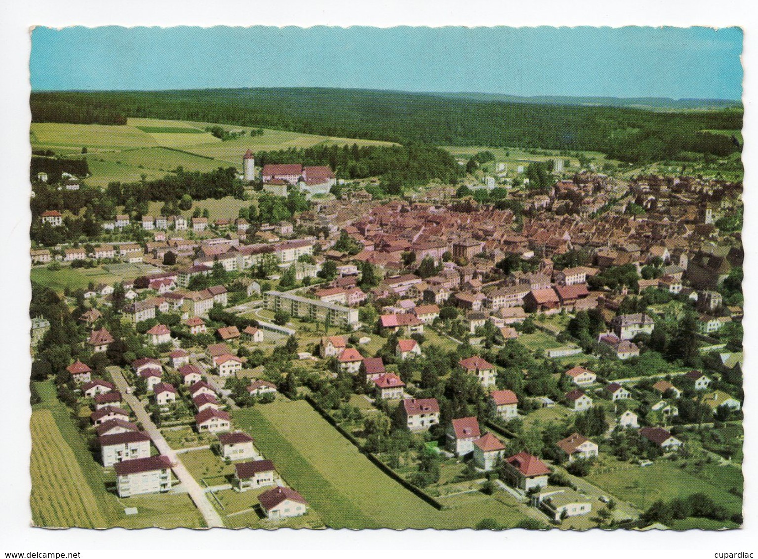 SUISSE / LOT de 460 cartes postales, anciennes et plus récentes, plus vues de carnets, le tout en très bon état.