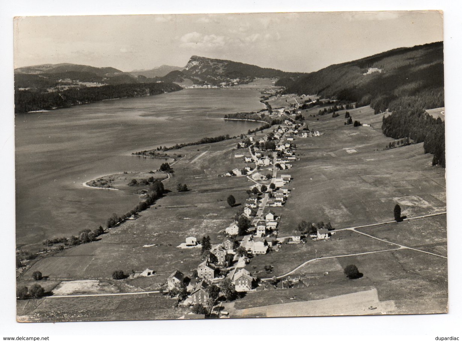 SUISSE / LOT de 460 cartes postales, anciennes et plus récentes, plus vues de carnets, le tout en très bon état.