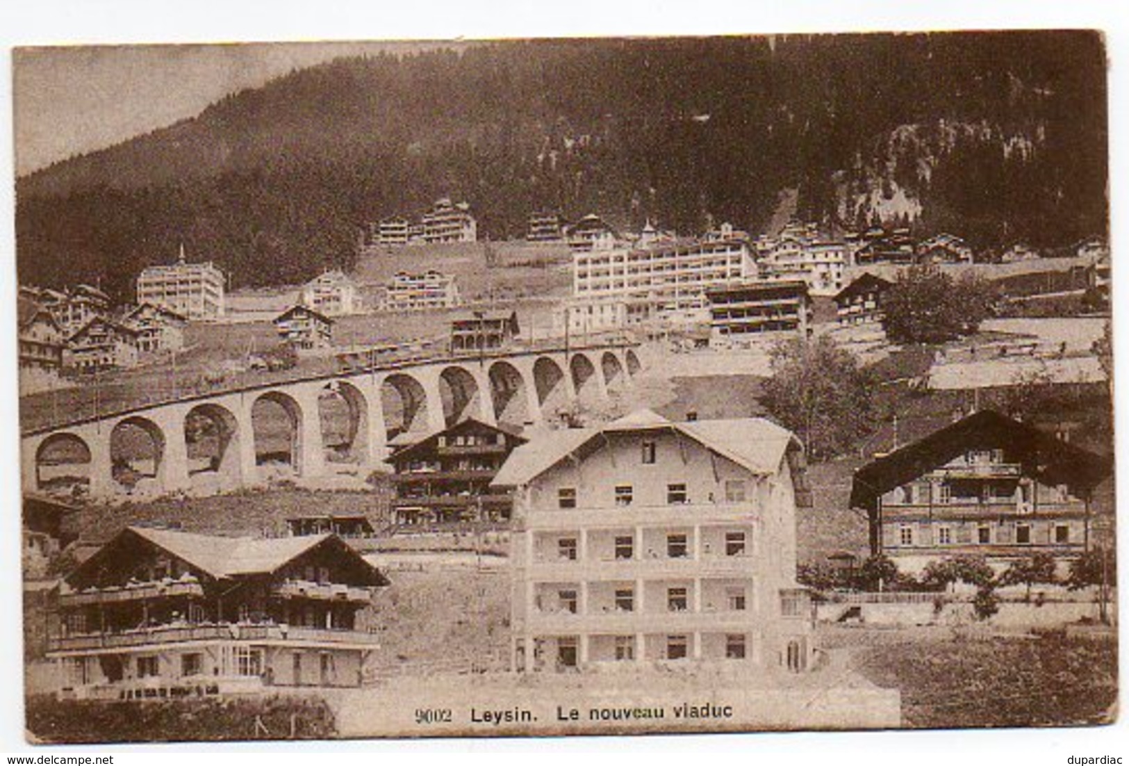 SUISSE / LOT de 460 cartes postales, anciennes et plus récentes, plus vues de carnets, le tout en très bon état.