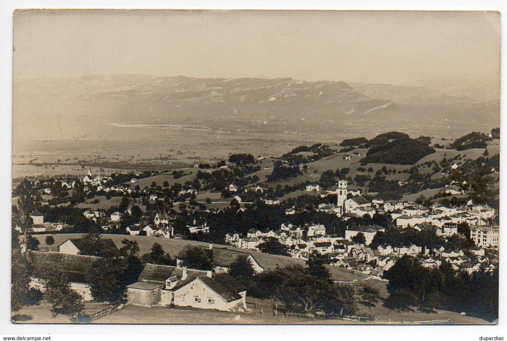 SUISSE / LOT de 460 cartes postales, anciennes et plus récentes, plus vues de carnets, le tout en très bon état.