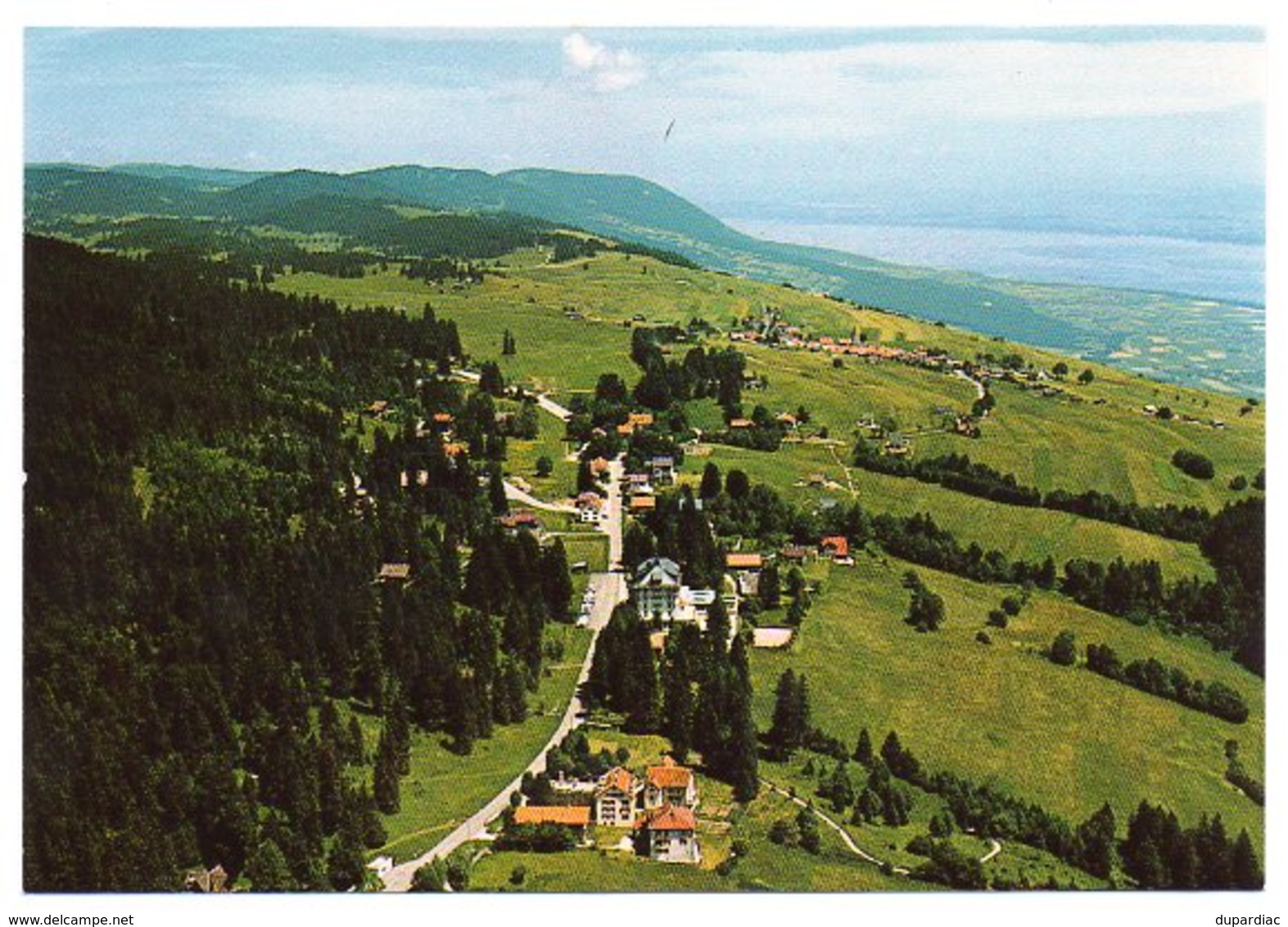 SUISSE / LOT de 460 cartes postales, anciennes et plus récentes, plus vues de carnets, le tout en très bon état.