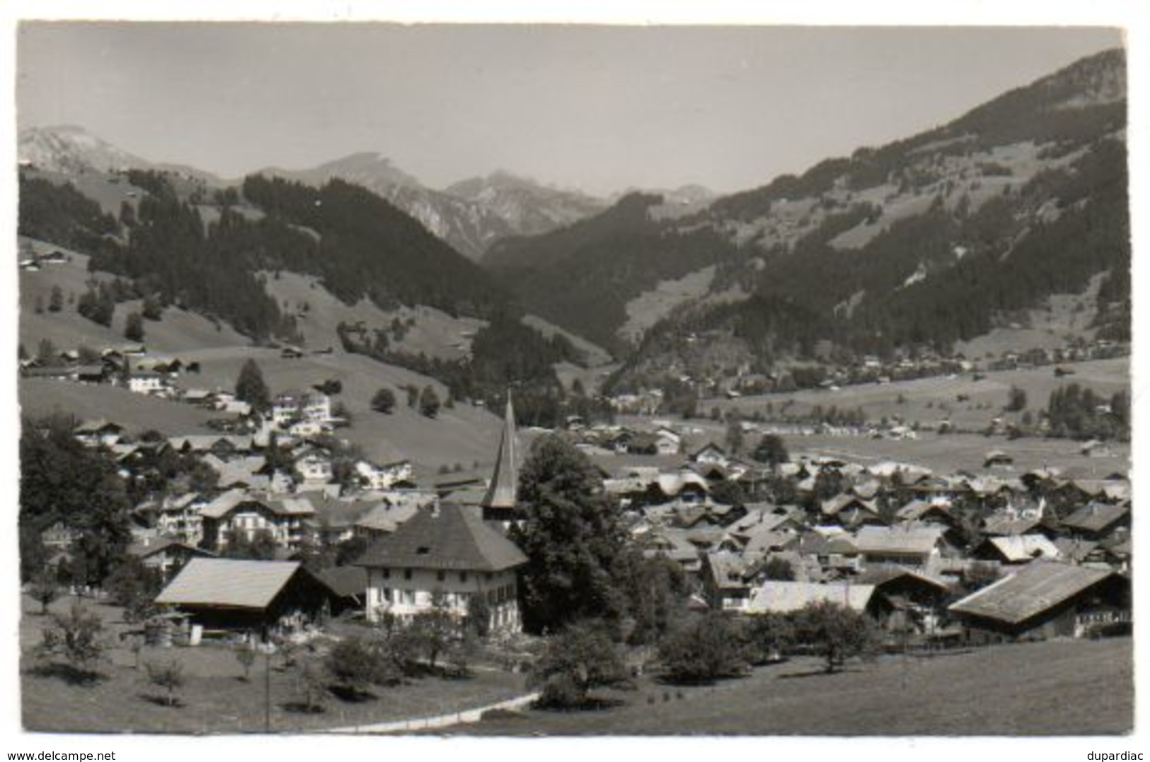 SUISSE / LOT de 460 cartes postales, anciennes et plus récentes, plus vues de carnets, le tout en très bon état.