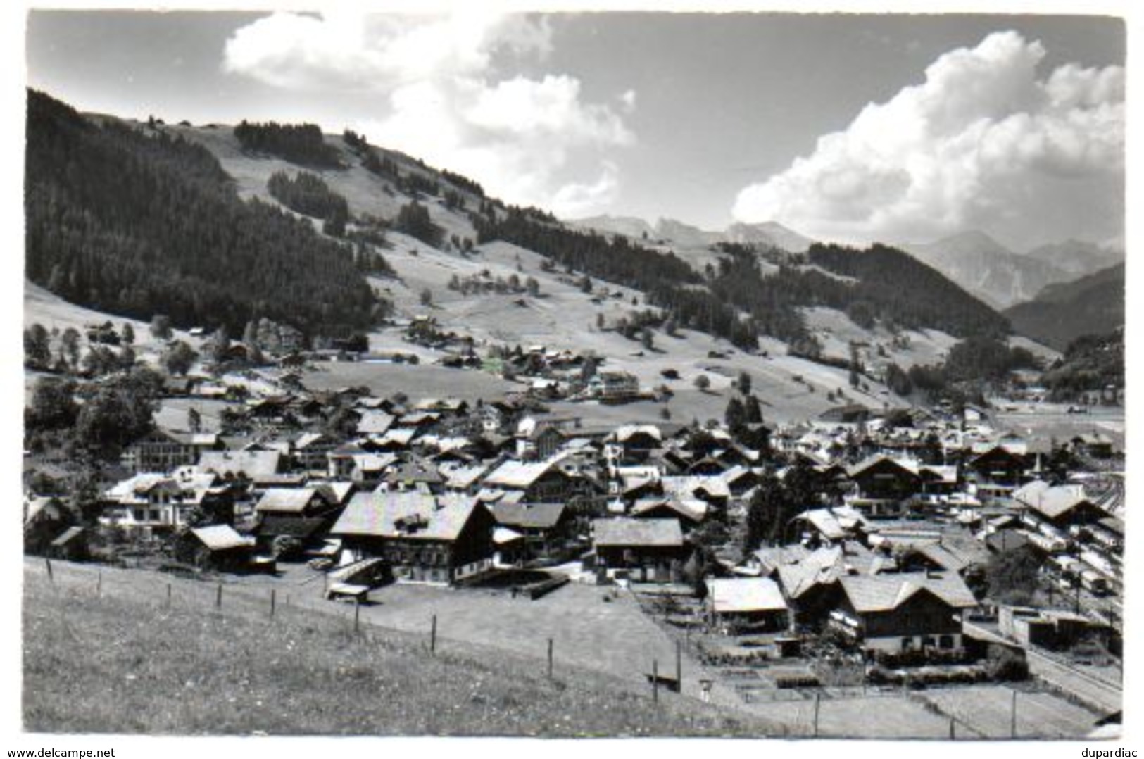 SUISSE / LOT de 460 cartes postales, anciennes et plus récentes, plus vues de carnets, le tout en très bon état.