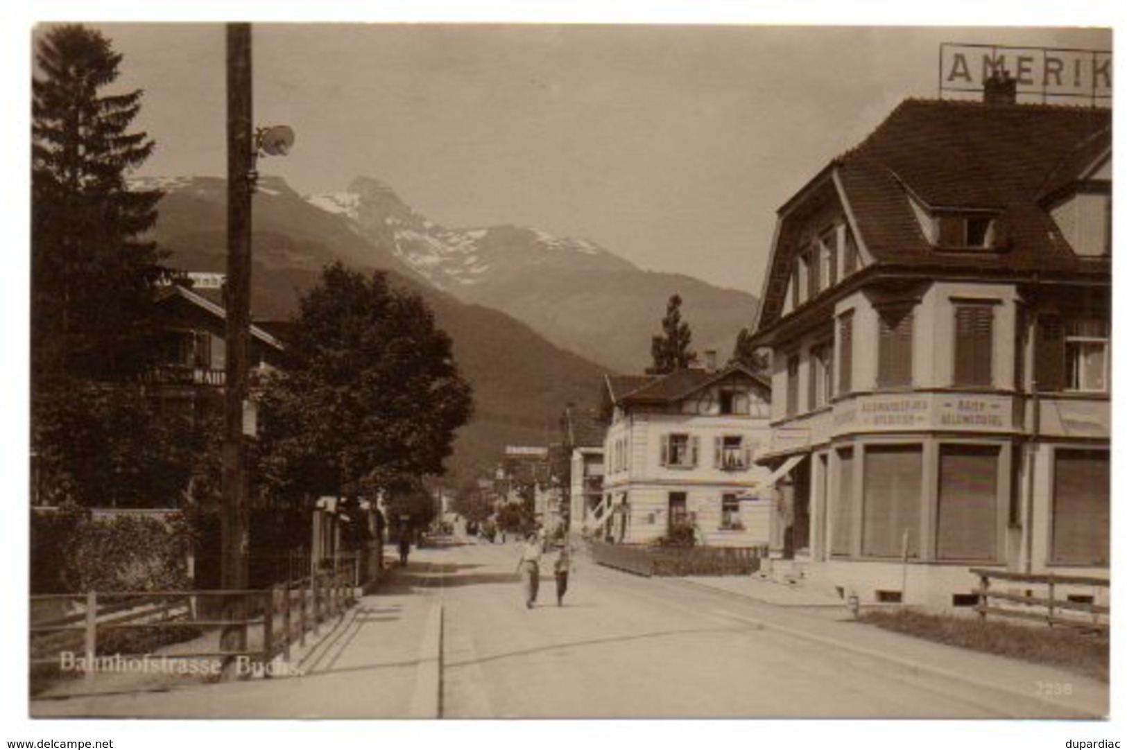 SUISSE / LOT de 460 cartes postales, anciennes et plus récentes, plus vues de carnets, le tout en très bon état.