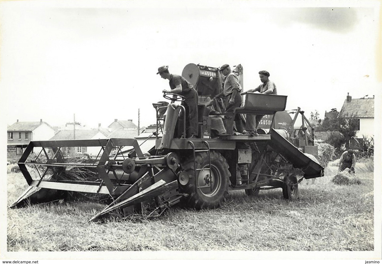 5 PHOTOS (1950-)-Moissonneuse batteuse Massey Fergusson- et attelage avec tracteur même série.Photog. de ST- Herblain.