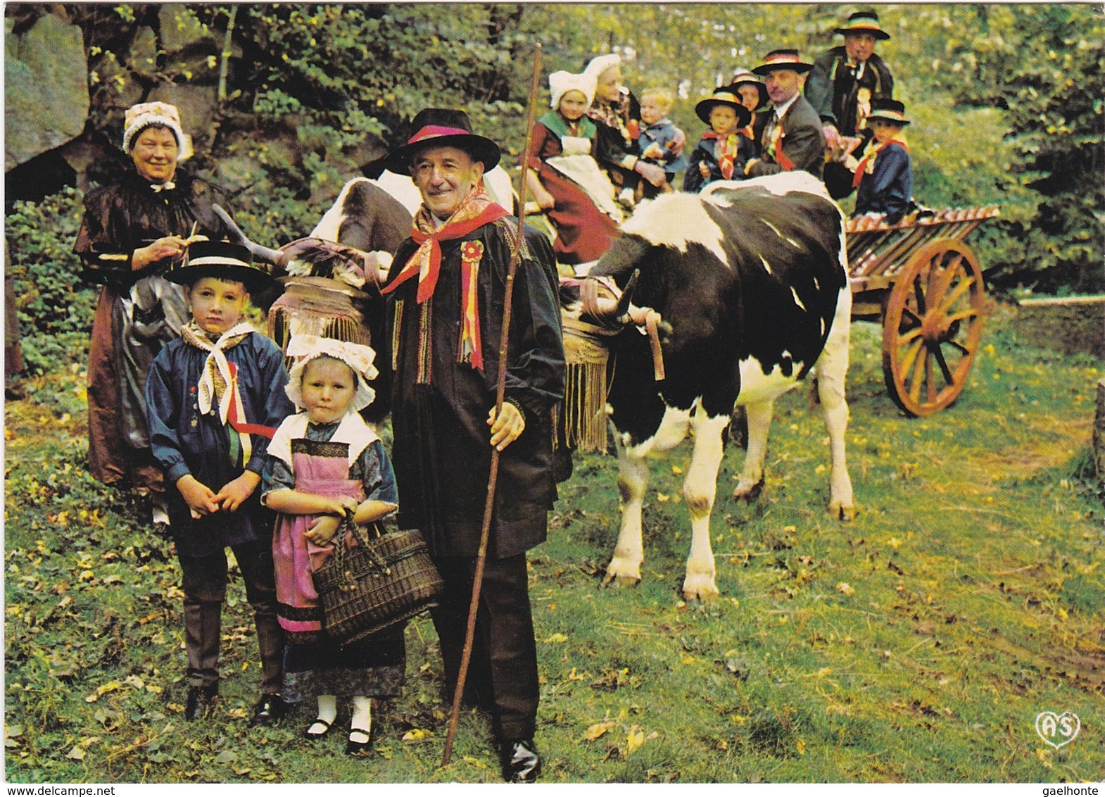 D1005 GROUPE FOLKLORIQUE D'AUVERGNE - LES ENFANTS DE L'AUVERGNE A CLERMONT FERRAND - DEPART POUR LA GRAND'MESSE - Personnages