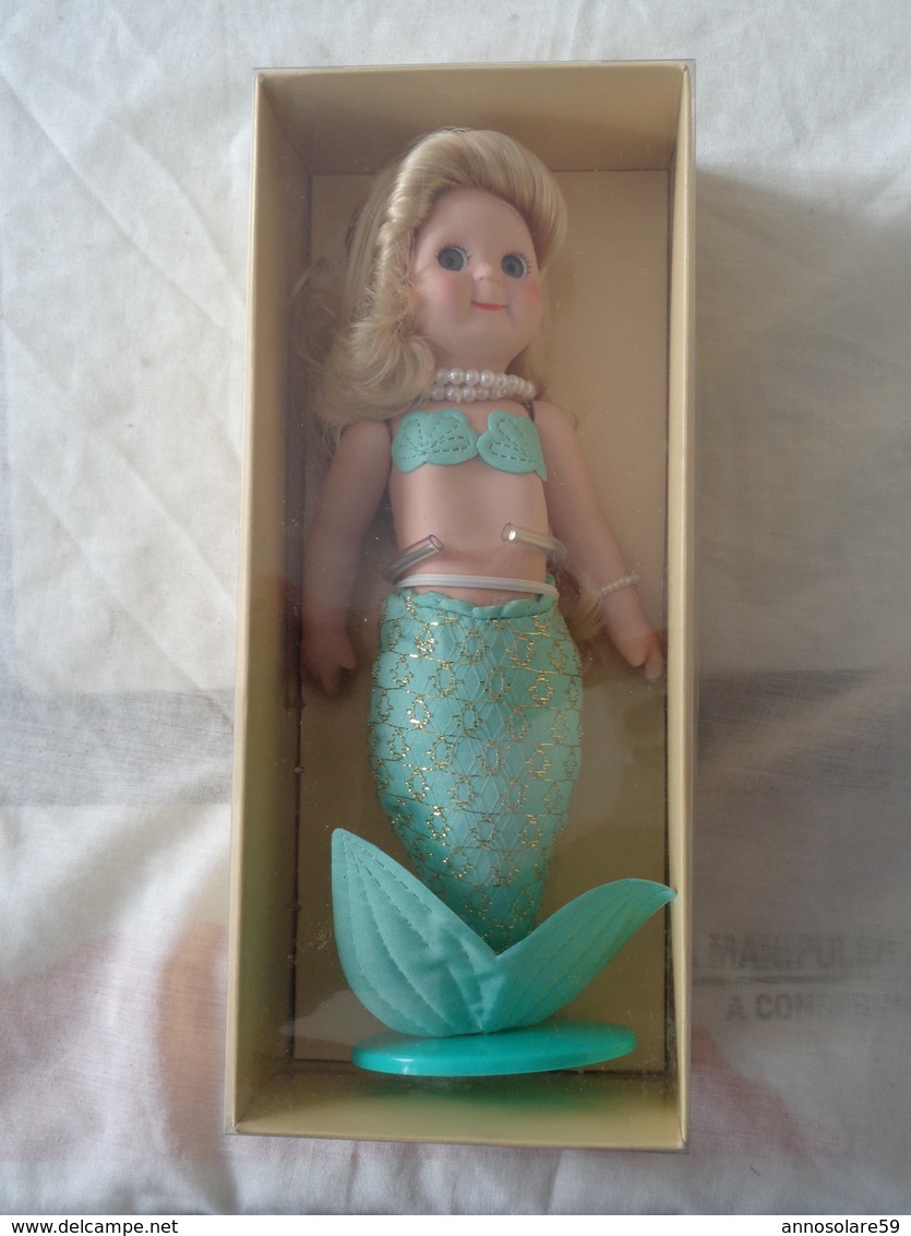 BAMBOLA IN PORCELLANA - PERSONAGGI DELLE FIABE - SIRENETTA - MERMAID - LEGGI - Bambole