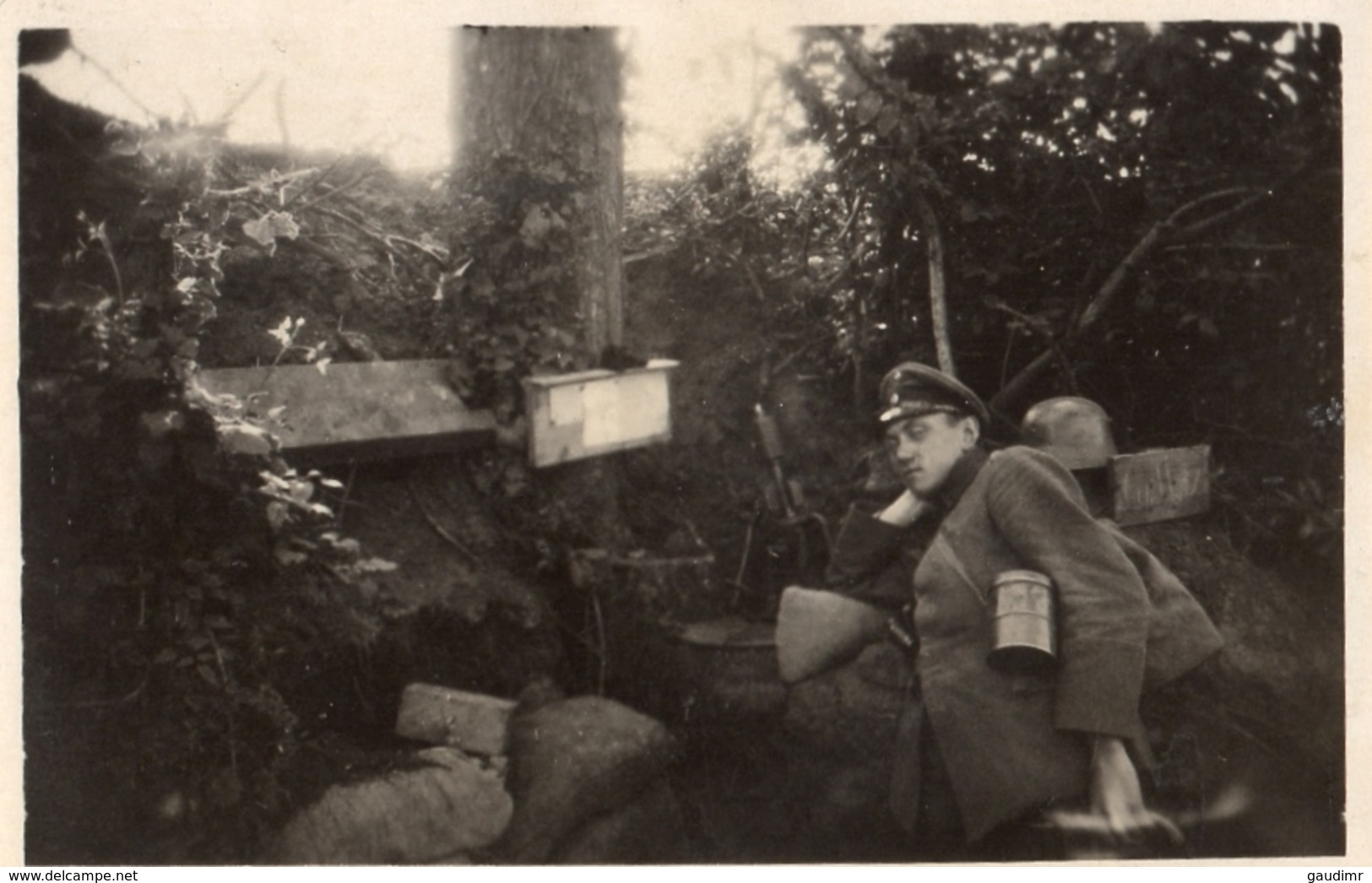 PHOTO ALLEMANDE - OFFICIER DANS UNE TRANCHEE PRES VAUXAILLON CHEMIN DES DAMES 1917 -  GUERRE 1914 1918 - 1914-18