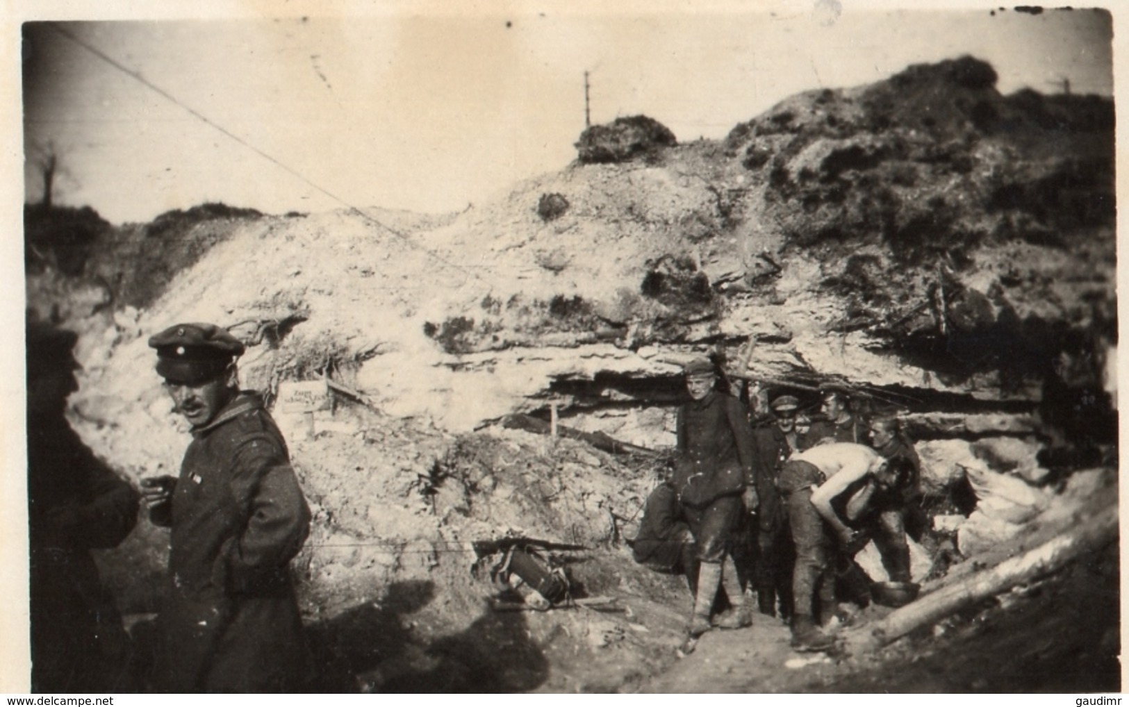 PHOTO ALLEMANDE - OFFICIER DEVANT UNE GROTTE PRES DE VAUXAILLON CHEMIN DES DAMES 1917 -  GUERRE 1914 1918 - 1914-18