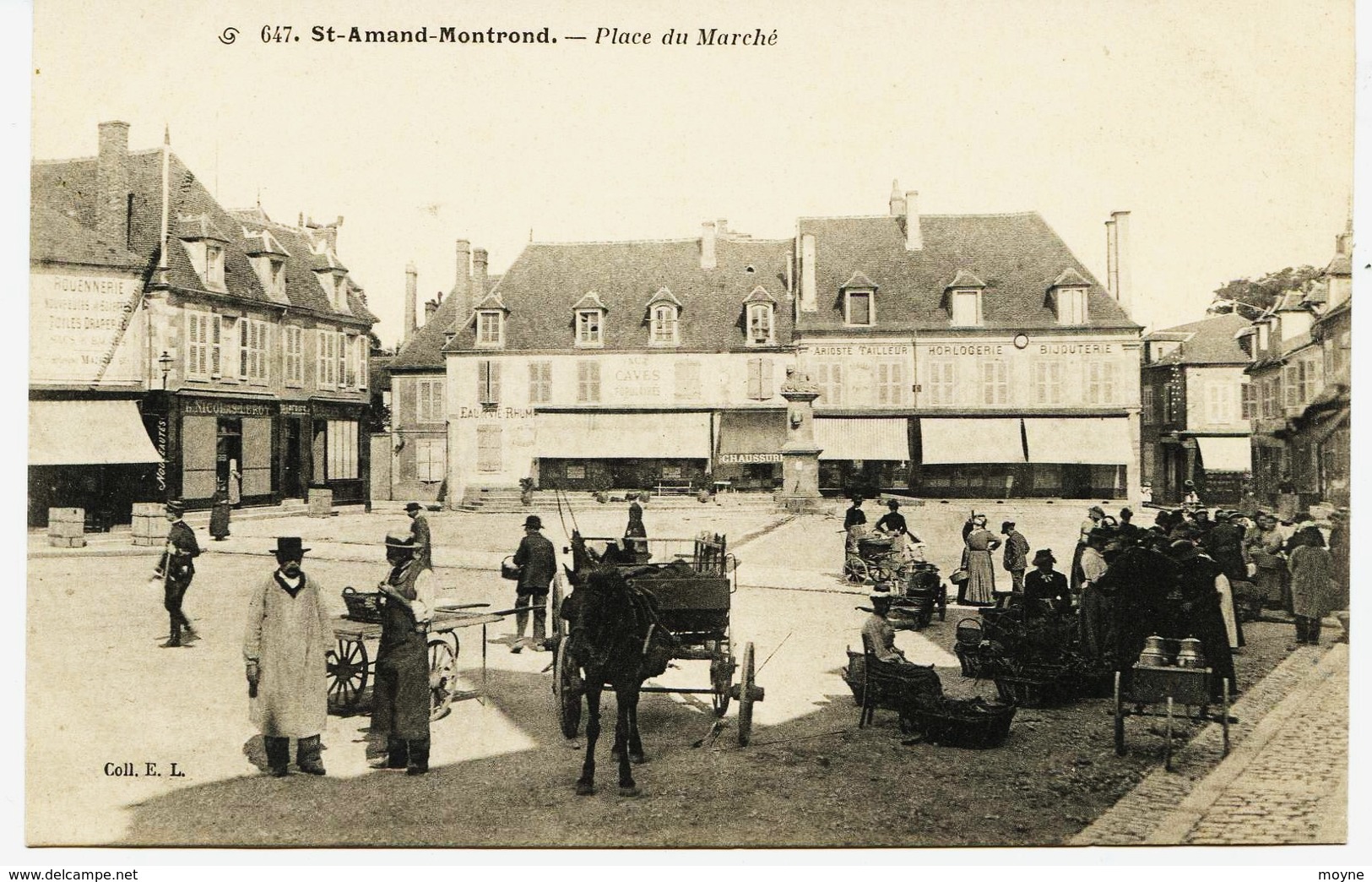 7204 - Cher - St AMAND MONTROND  :  Le Marché Sur La Place - Saint-Amand-Montrond