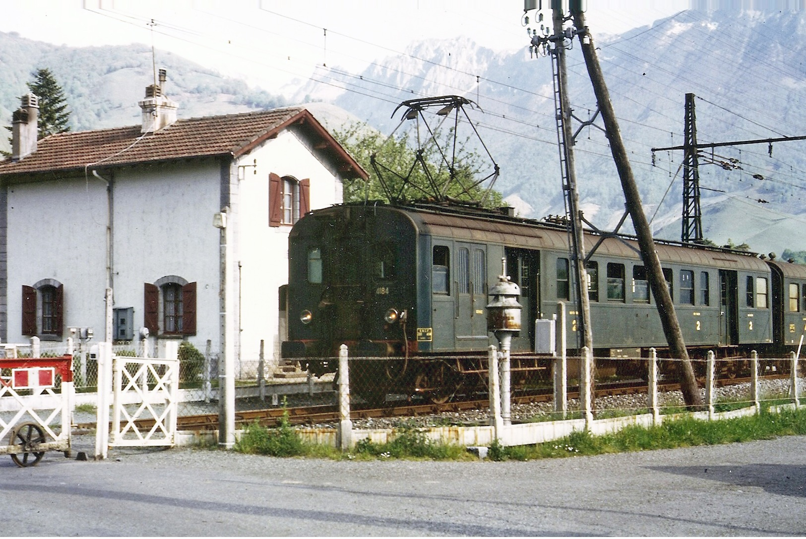 Bedous (64 - France)  16 Mai 1979 - L’automotrice Z4184 Quitte Bedous à Destination De Pau - Trains