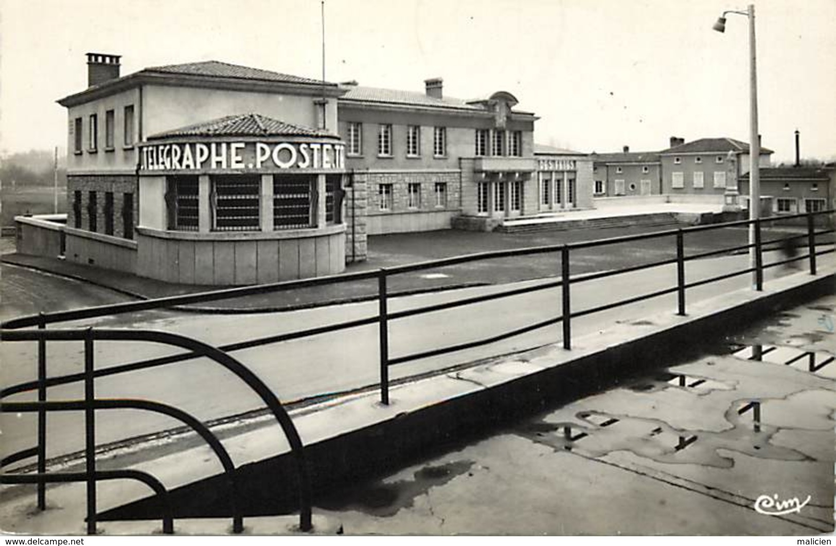 Dpts Div.-ref-AG256- Deux Sèvres - Cerizay - Poste Et Hotel De Ville - Poste - P.t.t. - Carte Bon Etat - - Cerizay