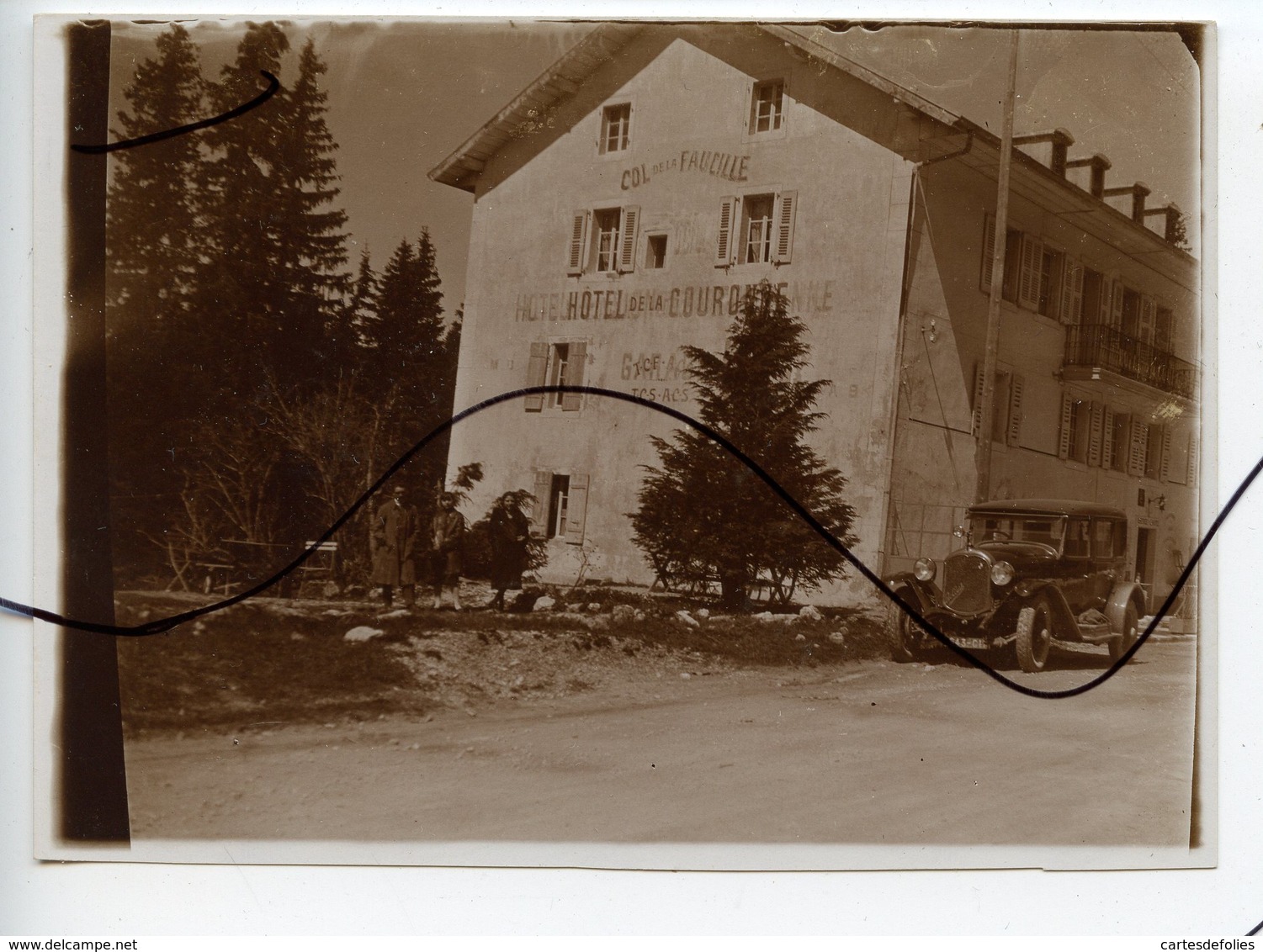 PHOTO ANIMÉE IDENTIFIÉE. Col De La Faucille. Hotel Restaurant De La Couronne. Ancienne Voiture - Lieux