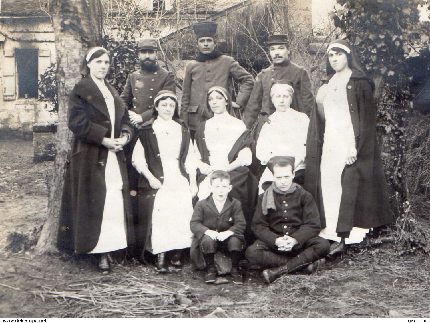 PHOTO FRANÇAISE -  HOPITAL N°34 A VILLERS COTTERETS AISNE FORET DE RETZ - INFIRMIÈRES ZOUAVES ET POILU GUERRE 1914 1918 - 1914-18