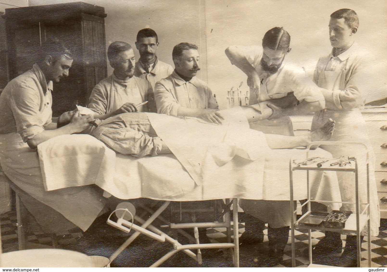 PHOTO FRANÇAISE -  HOPITAL N°34 A VILLERS COTTERETS AISNE FORET DE RETZ - SALLE DES OPÉRATIONS - GUERRE 1914 1918 - 1914-18