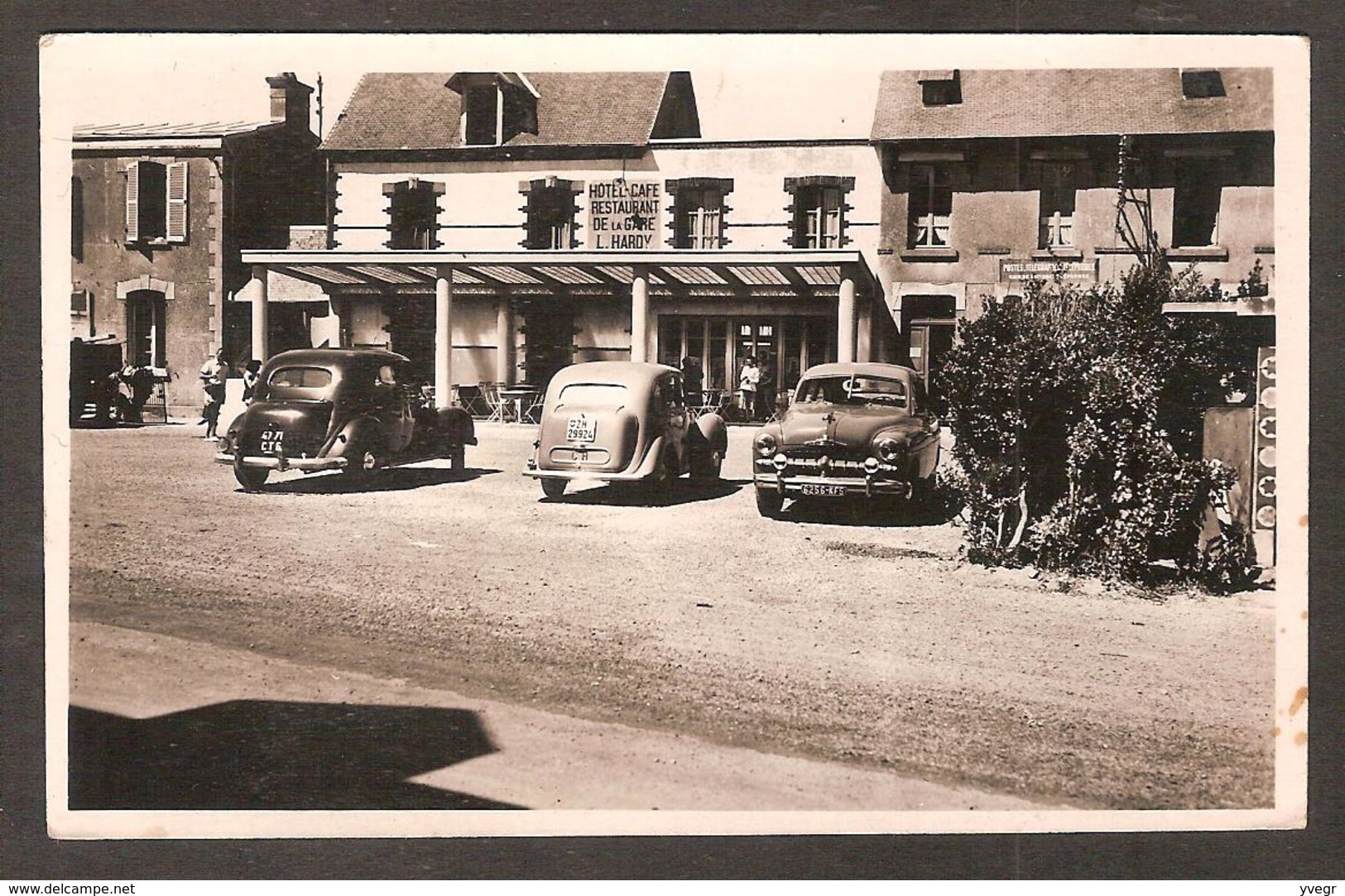 RARE - 5017 - COUTAINVILLE ( 50 Manche ) Façade De L'Hôtel HARDY ( Le Goubey ) En 1952 - Vieilles Voitures - Autres & Non Classés