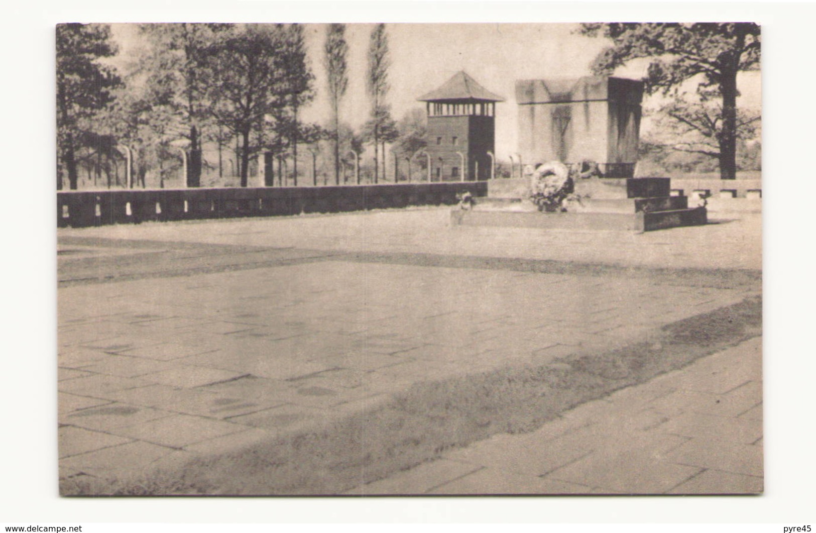 POLOGNE BRZEZINKA BIRKENAU TABLEAU MEMORIAL AVEC L URNE SUR L ANCIENNE RAMPE FERROVIAIRE ..... - Pologne