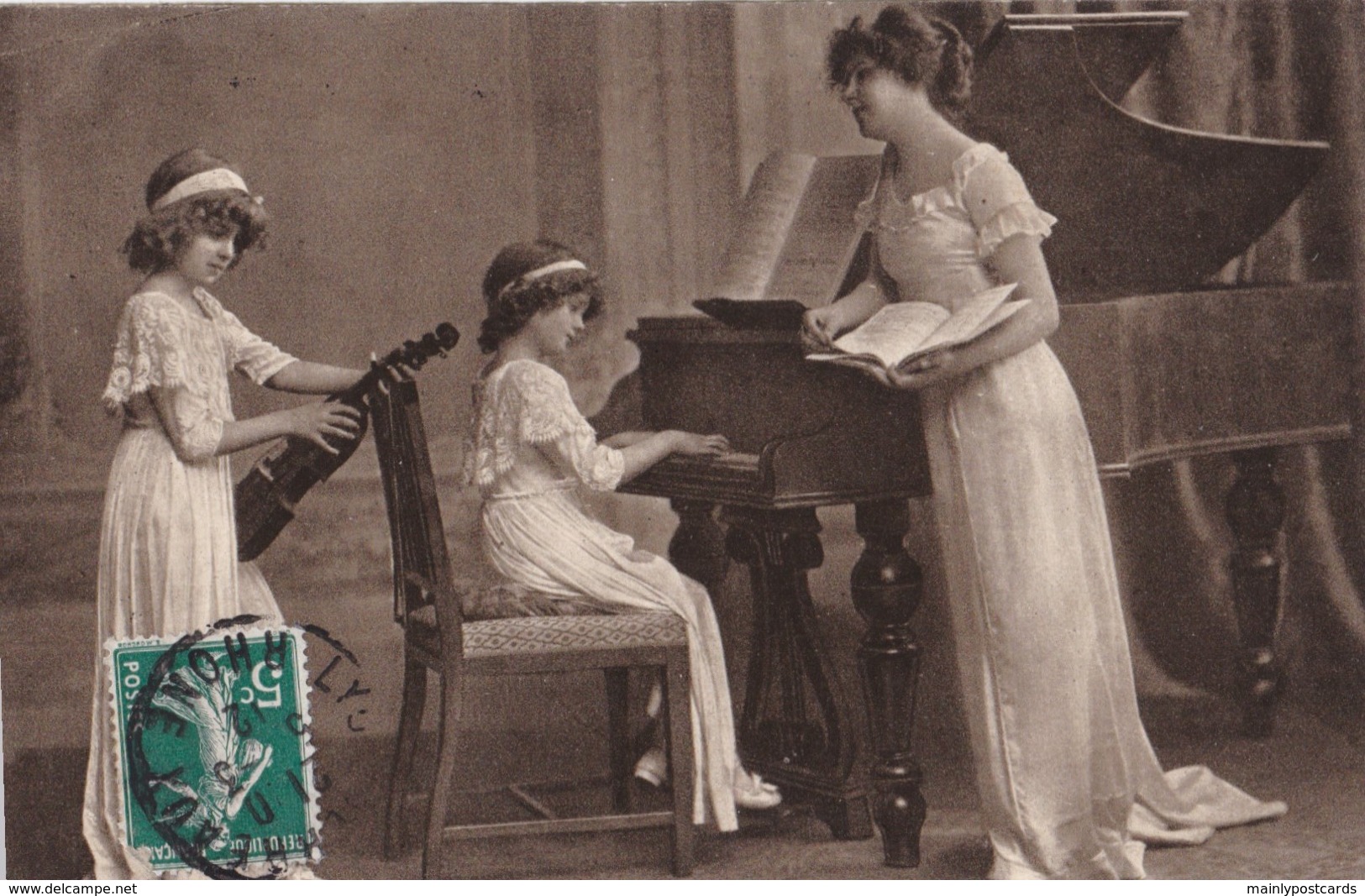 AQ12 Children, 2 Girls And Mother Playing The Violin And Piano (1) - Children And Family Groups