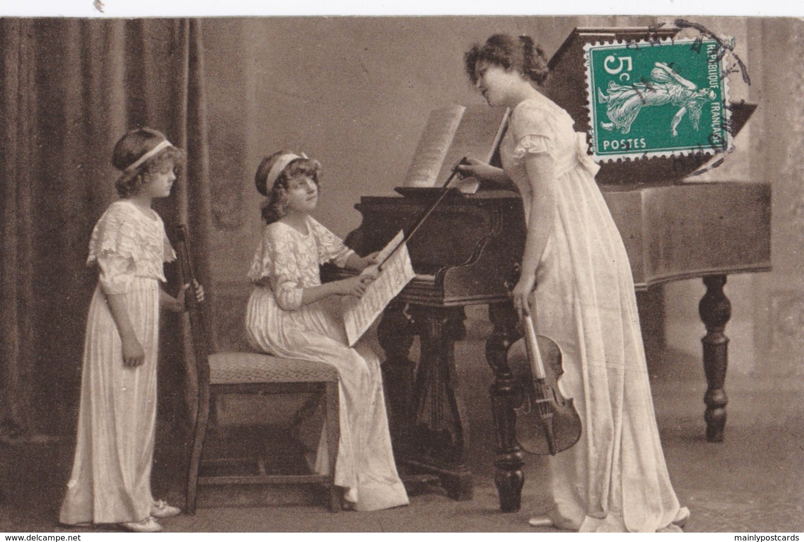 AQ12 Children, 2 Girls And Mother Playing The Violin And Piano (2) - Children And Family Groups