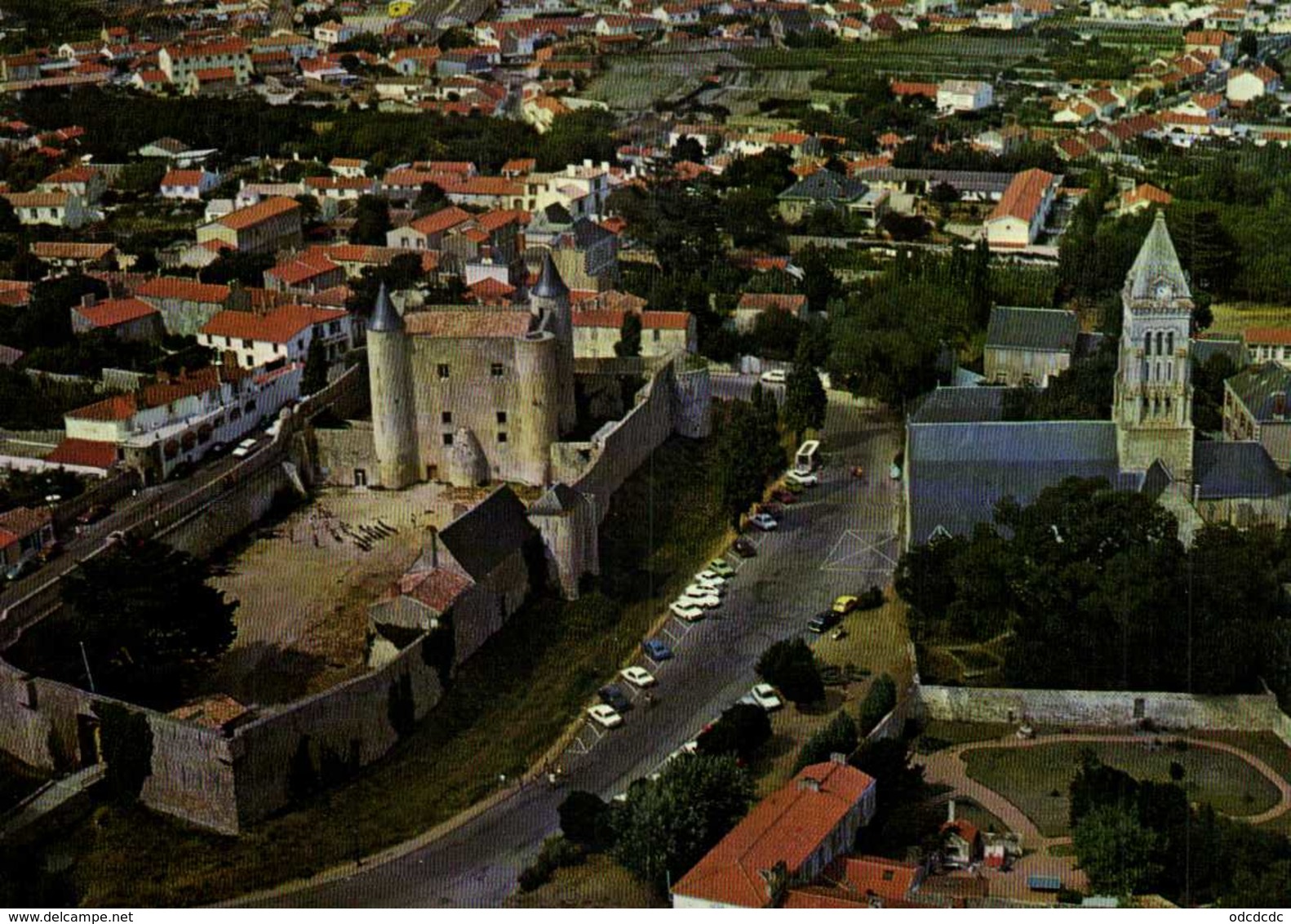 ILE DE NOIRMOUTIER  L'Eglise Et Le Chateau Feodal Vue Aérienne Colorisée RV - Ile De Noirmoutier