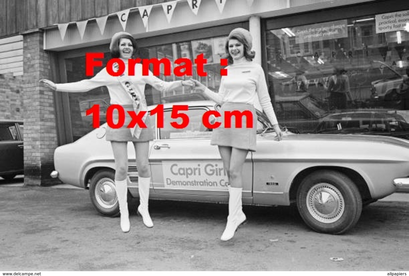 Reproduction D'une Photographie Ancienne De Deux Hôtesses En Jupe Et Bottes Blanches Pour La Ford Capri Mk1 En 1969 - Altri & Non Classificati