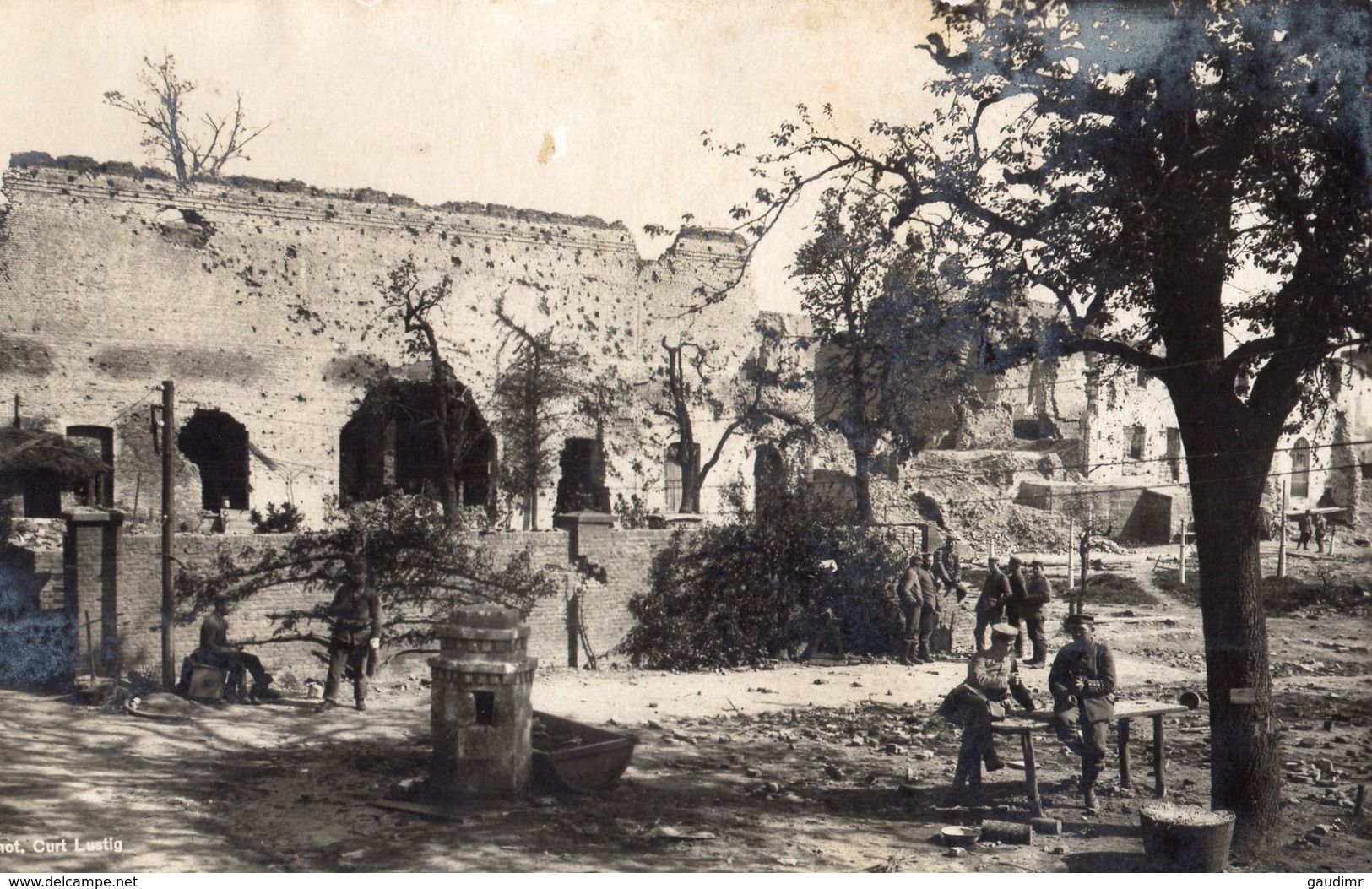 CARTE PHOTO ALLEMANDE - SOLDATS DANS LES RUINES DE MESSINES MESEN - BELGIQUE BELGIE - GUERRE 1914 1918 - 1914-18