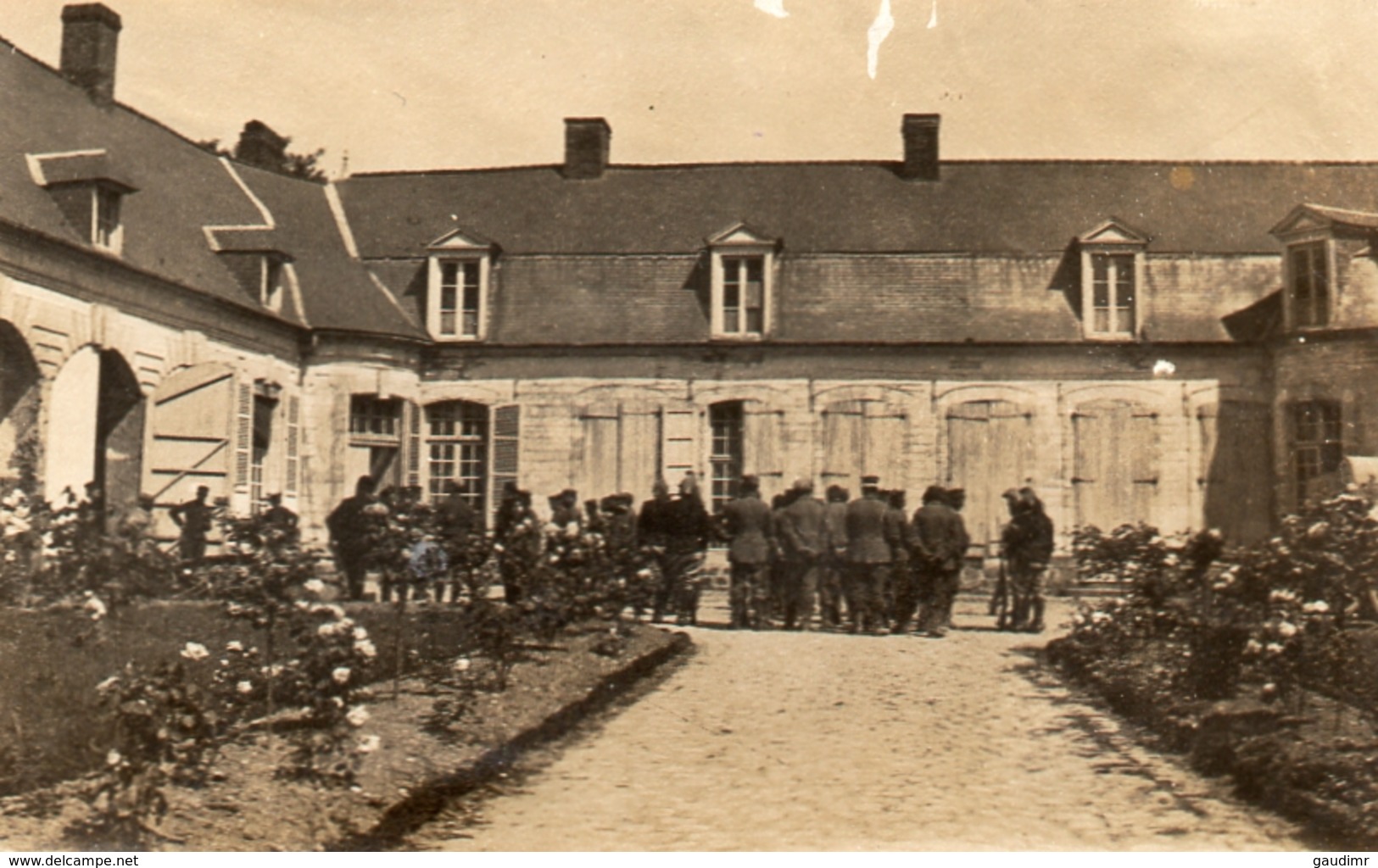 PHOTO FRANÇAISE - PRISONNIERS ALLEMANDS AU CHATEAU DE VADENCOURT PRES DE CONTAY - ALBERT SOMME GUERRE 1914 1918 - 1914-18