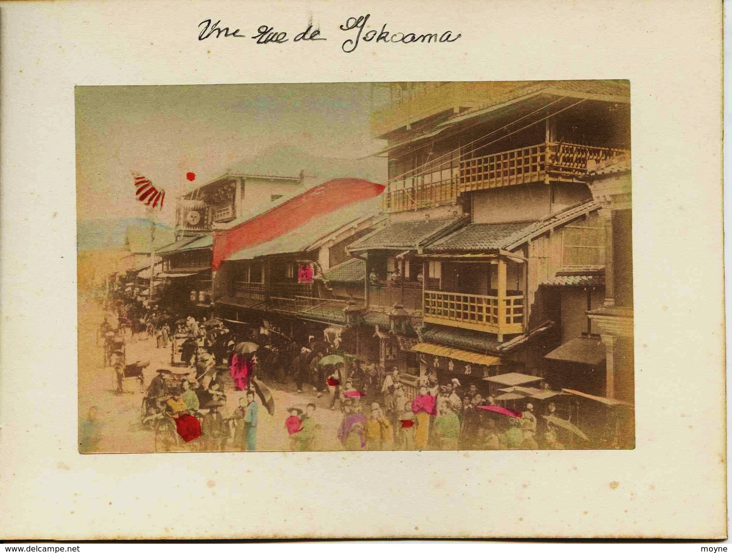 13 -  2 Photos Du Japon 19e - 1) UNE RUE DE YOKOHAMA TRES ANIMEE   2) MUSICIENES JAPONAISES Papier Albuminé Et Aquarellé - Oud (voor 1900)