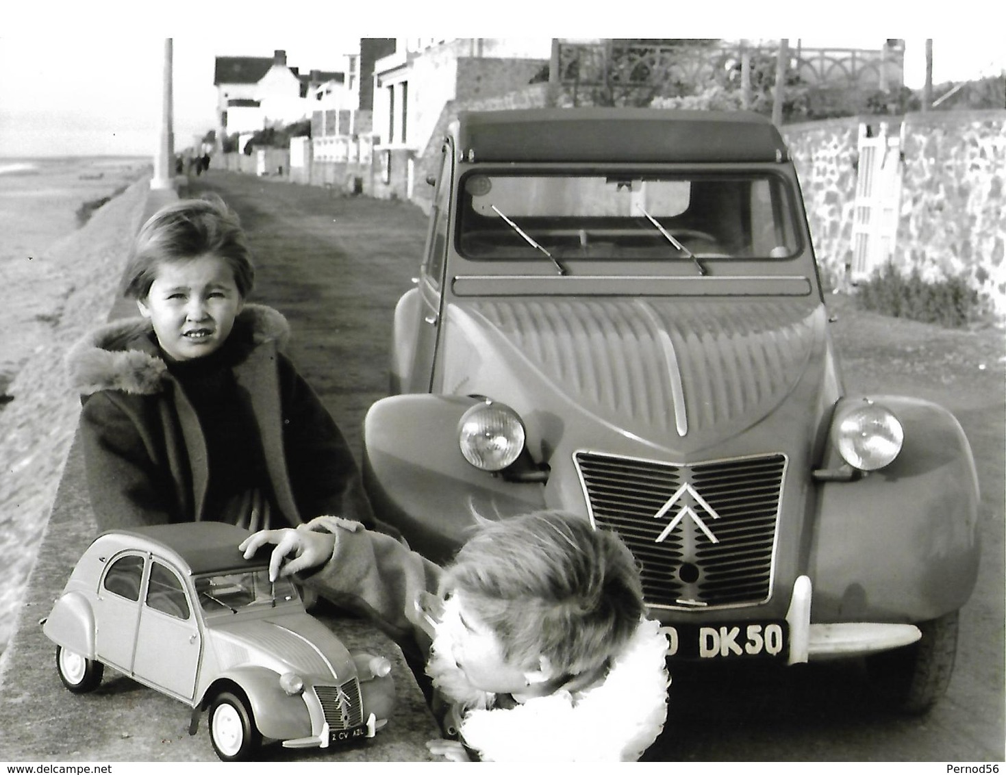 Photographie   15 X 20.5  Automobile CITROEN  2 CV  Grand Et Petit Modèle Enfants - Automobile