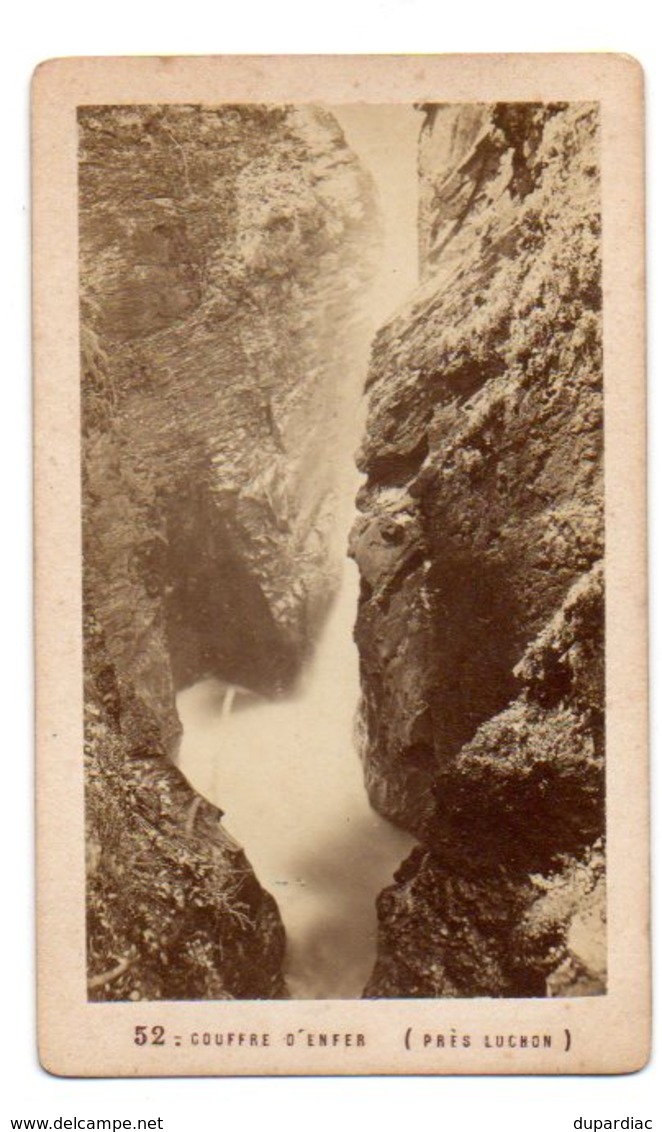 LUCHON, Gouffre D'Enfer : Photo Albuminée, Contrecollée Sur Carton Fort, Fin 19 ème Siècle, Très Bon état, Datée 1871. - Anciennes (Av. 1900)