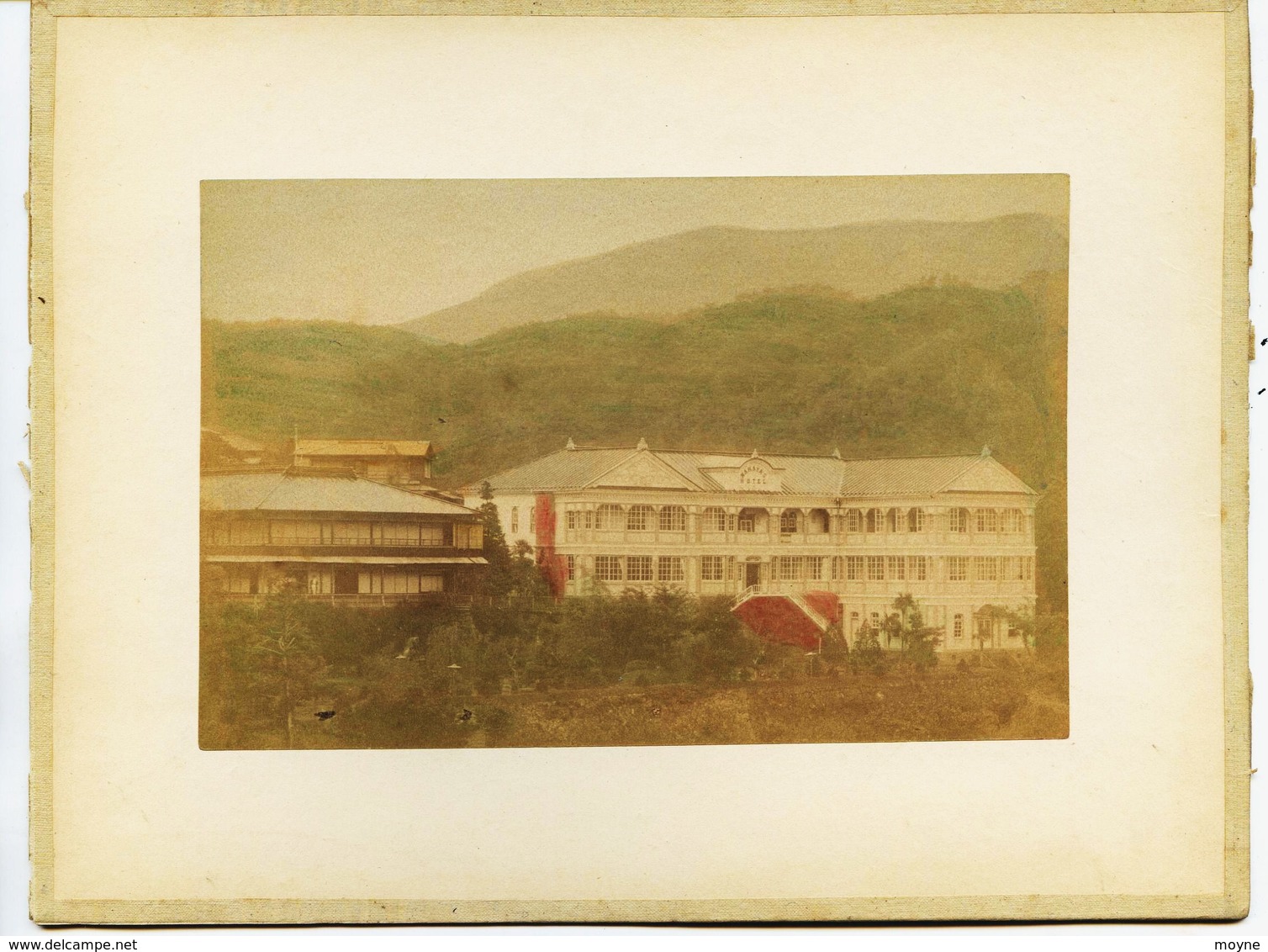 2 Photos Du Japon - XIXéme Sur Papier Albuminé Et Aquarellé - 1) HOTEL  NARAYAS  , à NIKKO - 2)  UNE CHAMBRE DE L'HOTEL - Anciennes (Av. 1900)