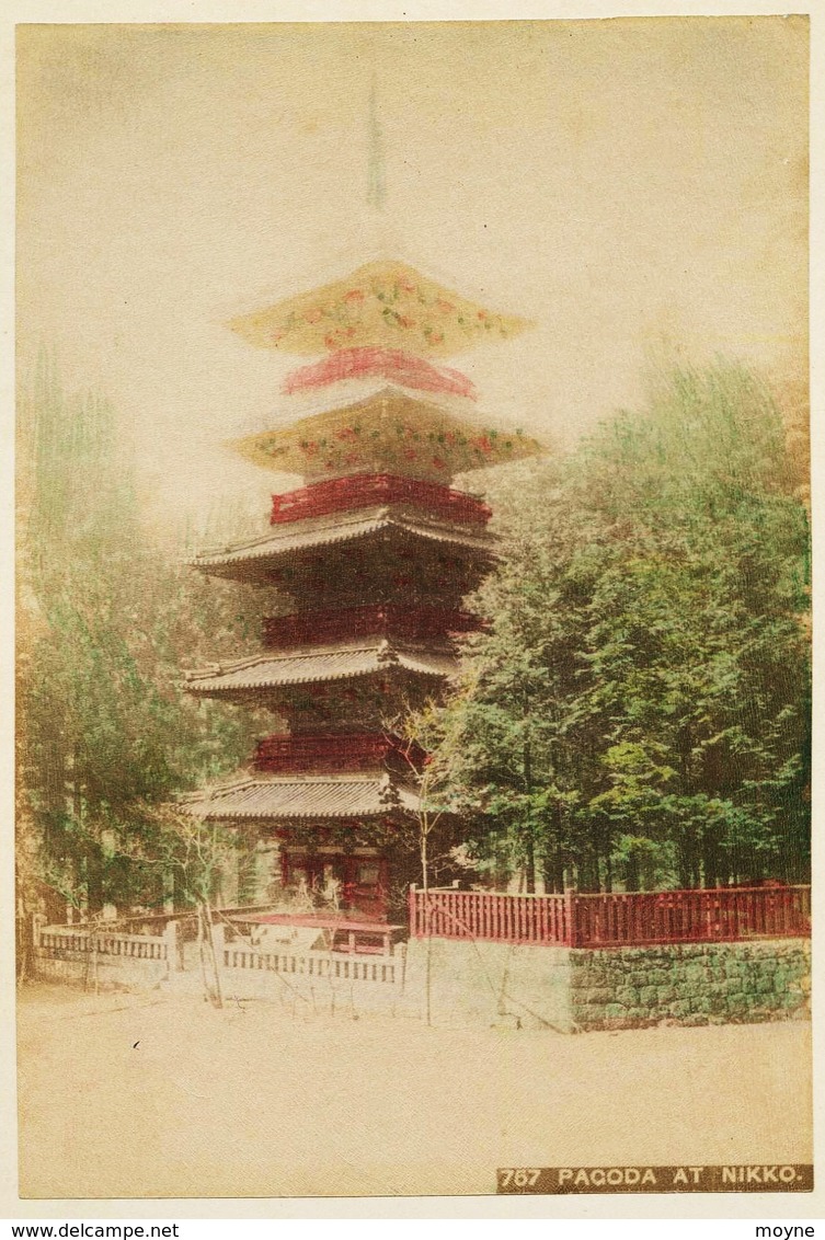 2 Photos Du Japon - XIXéme - Sur Papier Albuminé - 1) PAGODA AT NIKKO Disparue ??? 2)  GEISHAS SOINS DE BEAUTE - - Anciennes (Av. 1900)