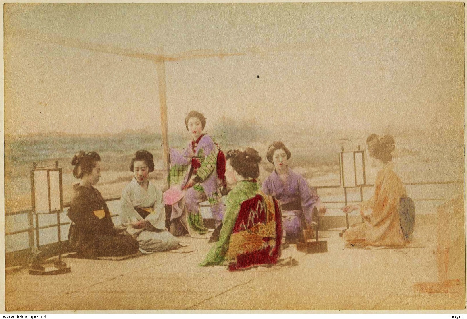 2 Photos Du Japon - XIXéme - Sur Papier Albuminé - 1) PAGODA AT NIKKO Disparue ??? 2)  GEISHAS SOINS DE BEAUTE - - Anciennes (Av. 1900)