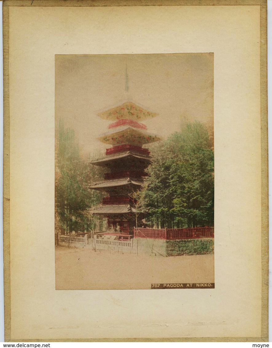 2 Photos Du Japon - XIXéme - Sur Papier Albuminé - 1) PAGODA AT NIKKO Disparue ??? 2)  GEISHAS SOINS DE BEAUTE - - Anciennes (Av. 1900)