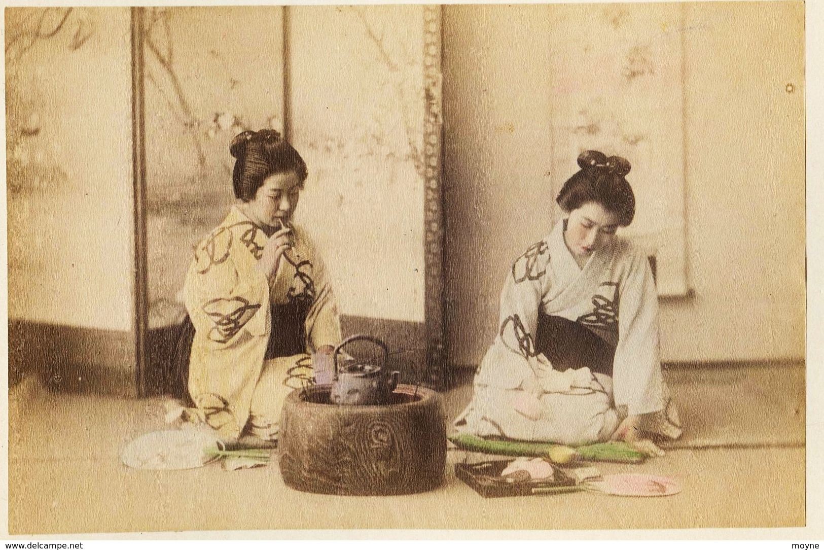 2 Photos Du Japon - XIXéme Sur Papier Albuminé  -1) MISSISSIPPIBAY YOKOHAMA  - 2) 2 GEISHAS PRENANT LE THE - Anciennes (Av. 1900)