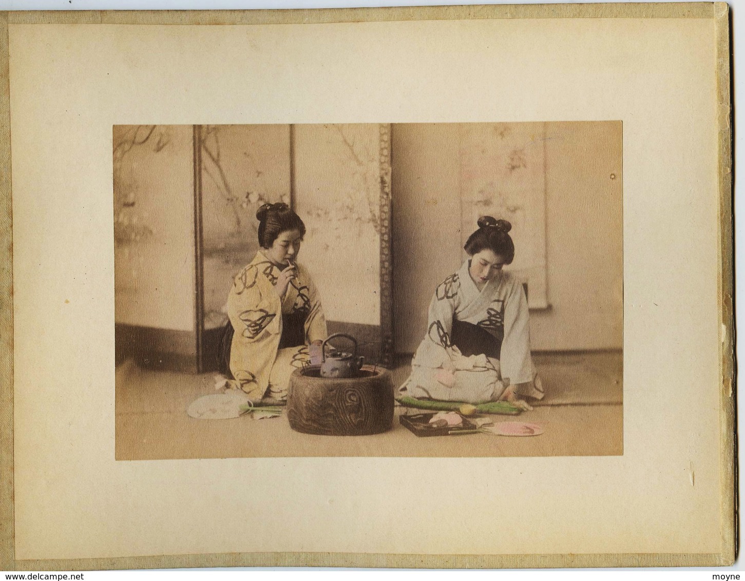 2 Photos Du Japon - XIXéme Sur Papier Albuminé  -1) MISSISSIPPIBAY YOKOHAMA  - 2) 2 GEISHAS PRENANT LE THE - Anciennes (Av. 1900)